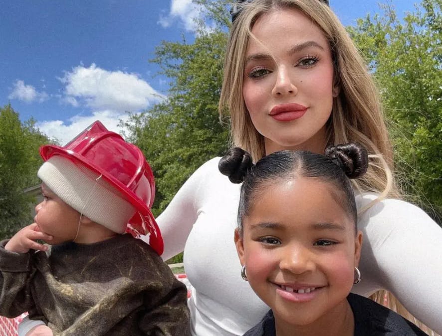 Khloé Kardashian med sin datter, True, og sønnen Tatum.