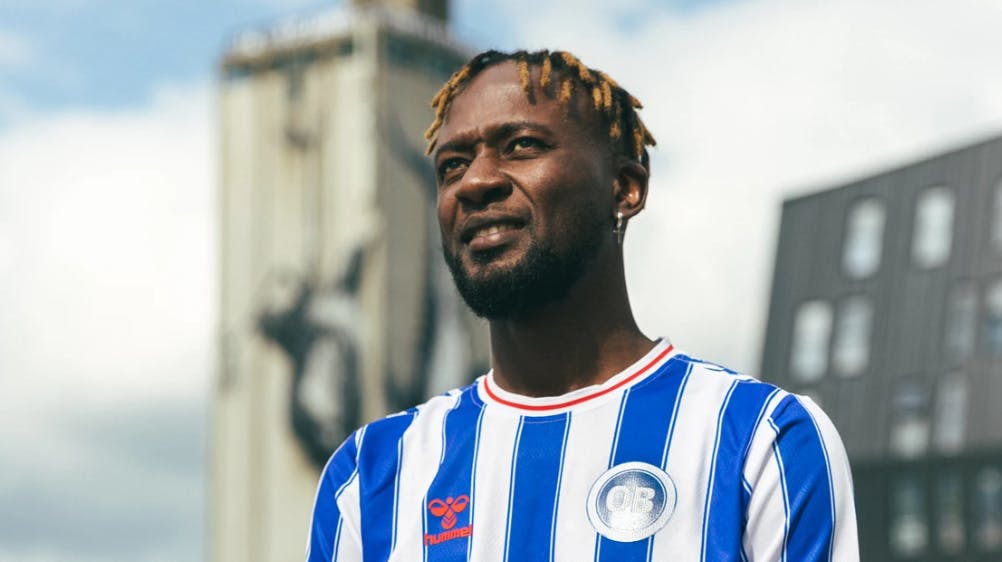 Mohamed Buya Turay er ny mand i OB. Men da han blev ægtemand, var han ikke selv til brylluppet. 