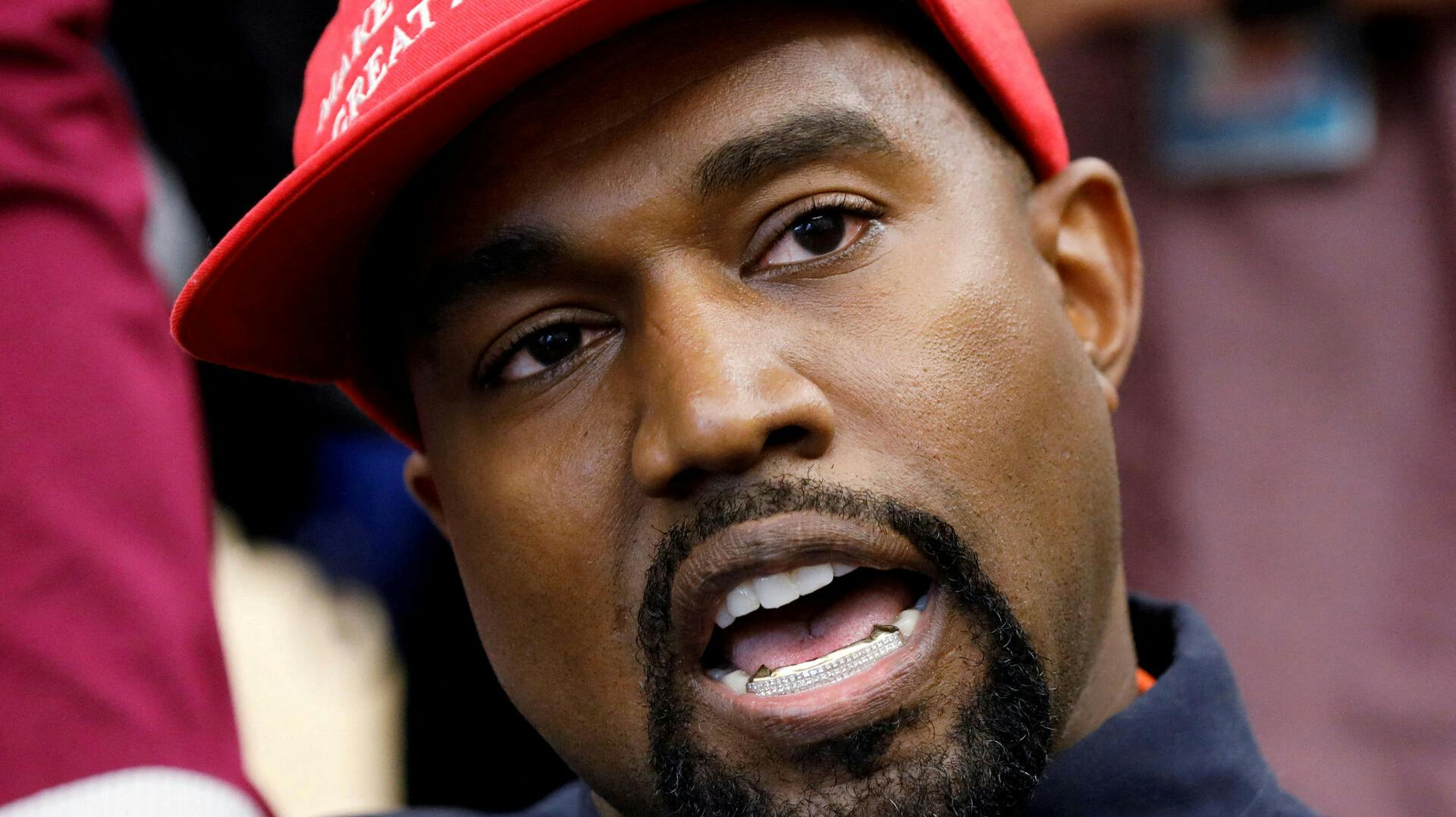 Kanye West trækker overskrifter for bizart outfit.