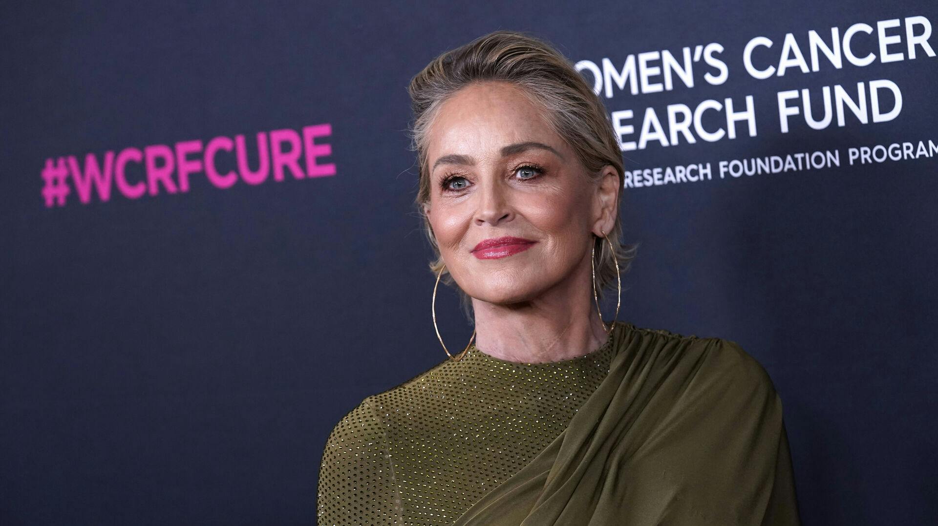 Sharon Stone vækker opsigt med nyt bikinibillede.