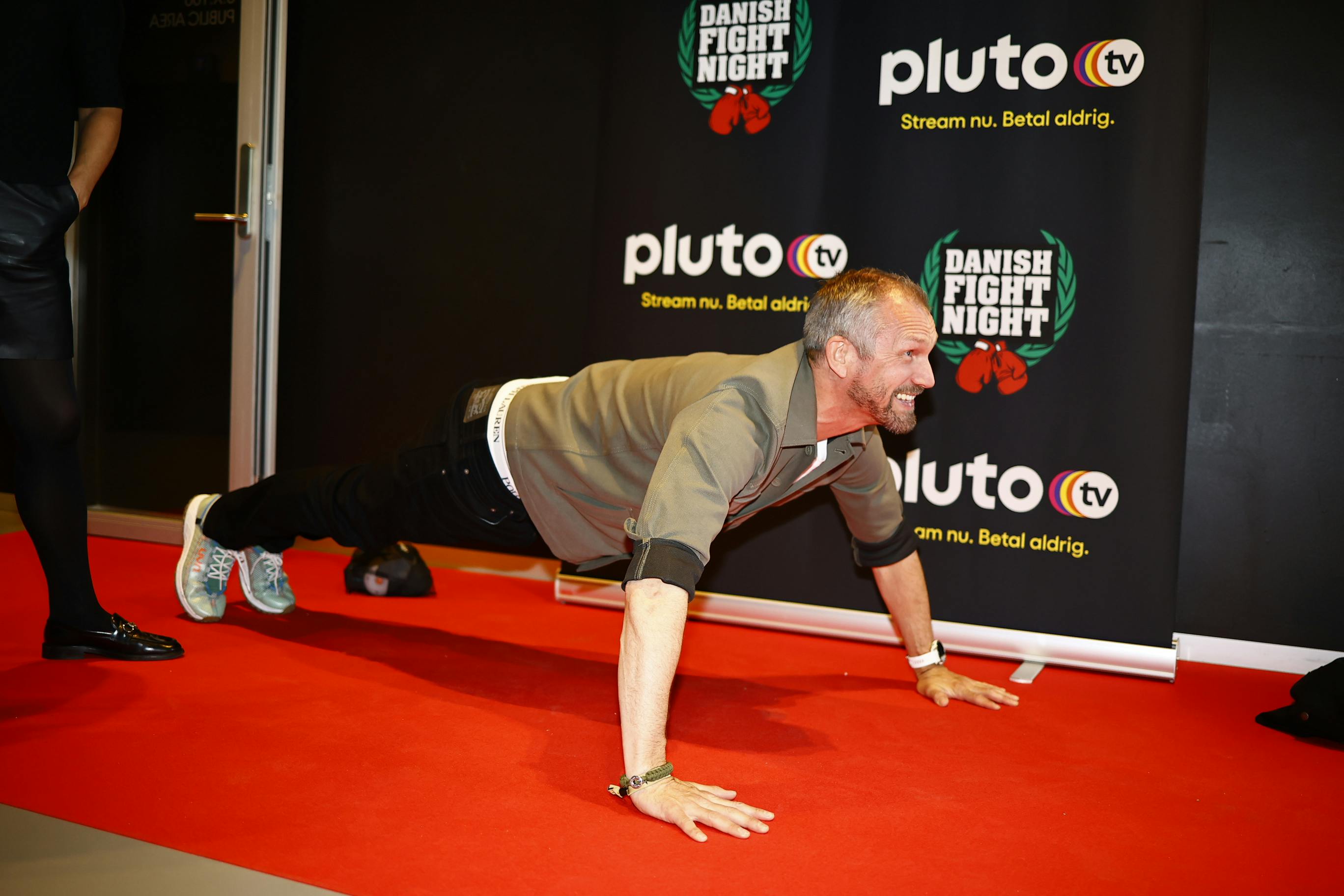 Mark Abildhauge er glad for at være i gang. Åbenbart også på den røde løber var der tid til at stege bøffer.