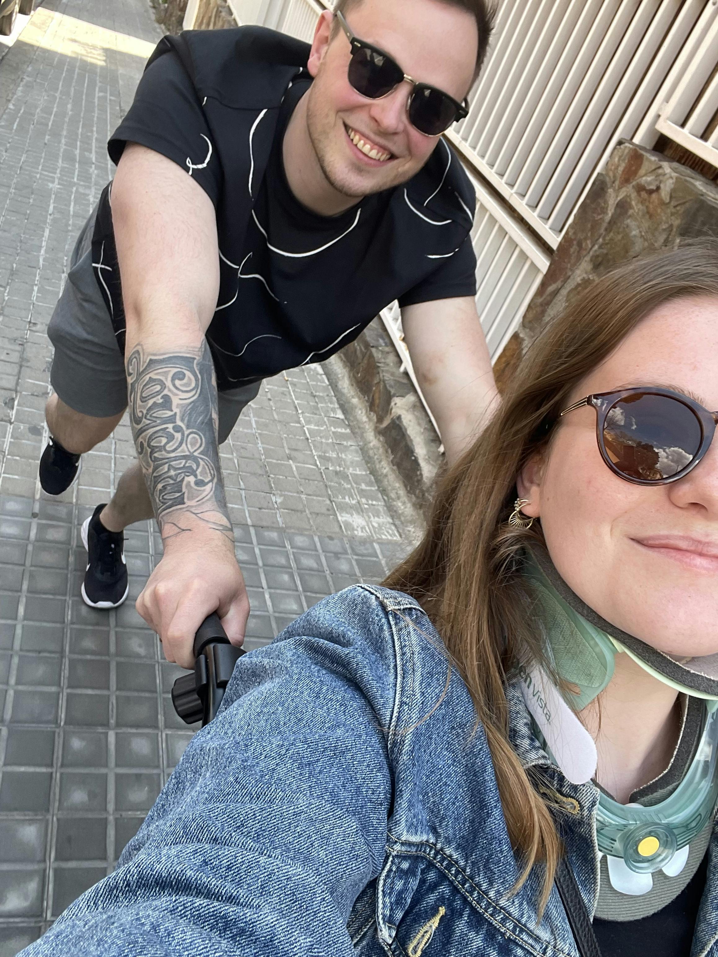 Cecilie nød godt af ægtemanden Jonas, der sørgede for at skubbe kørestolen i Barcelonas bakkede gader. 