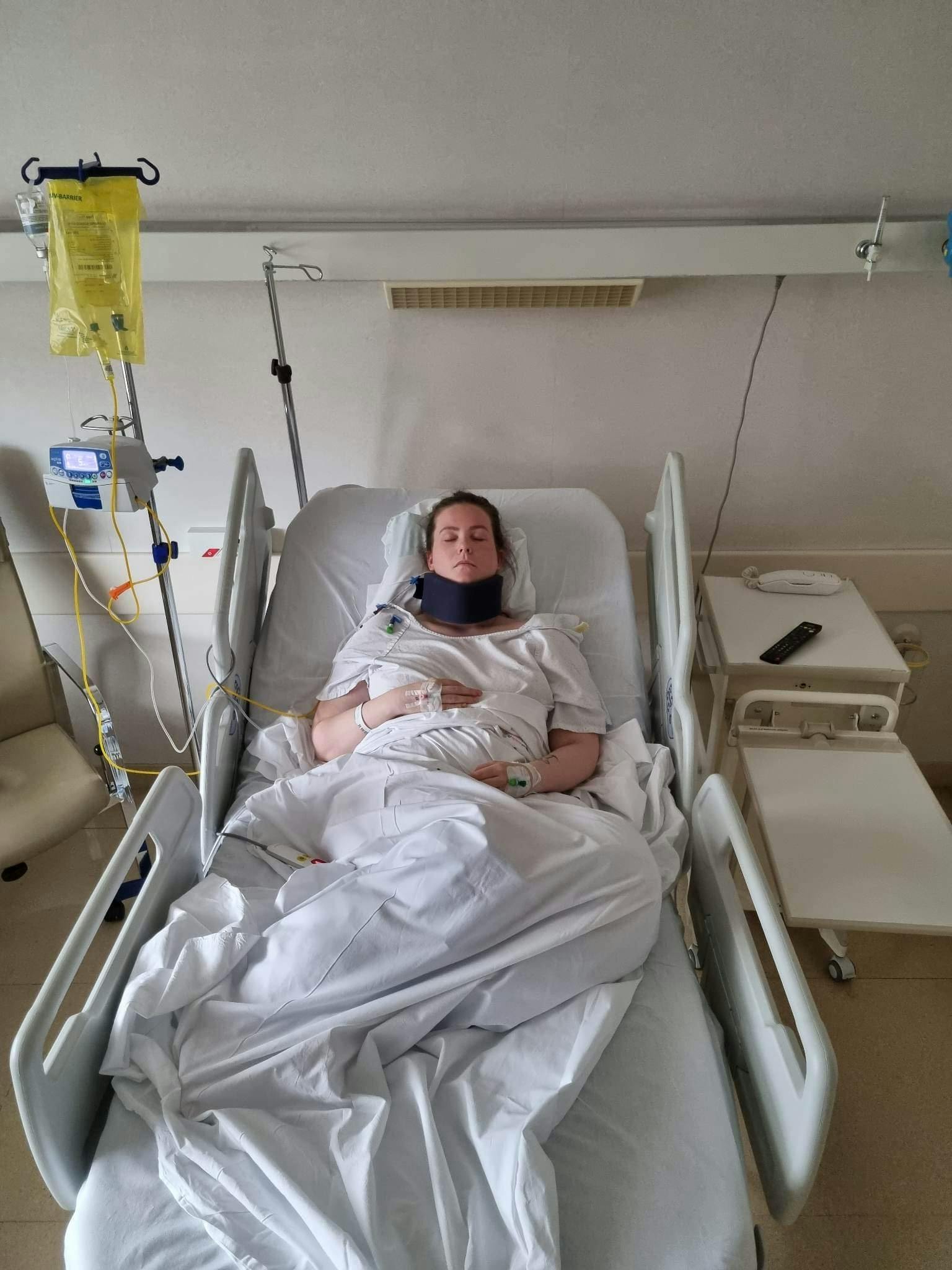 Cecilie fotograferet på intensiv, samme dag som hun vågnede af den lange narkose.