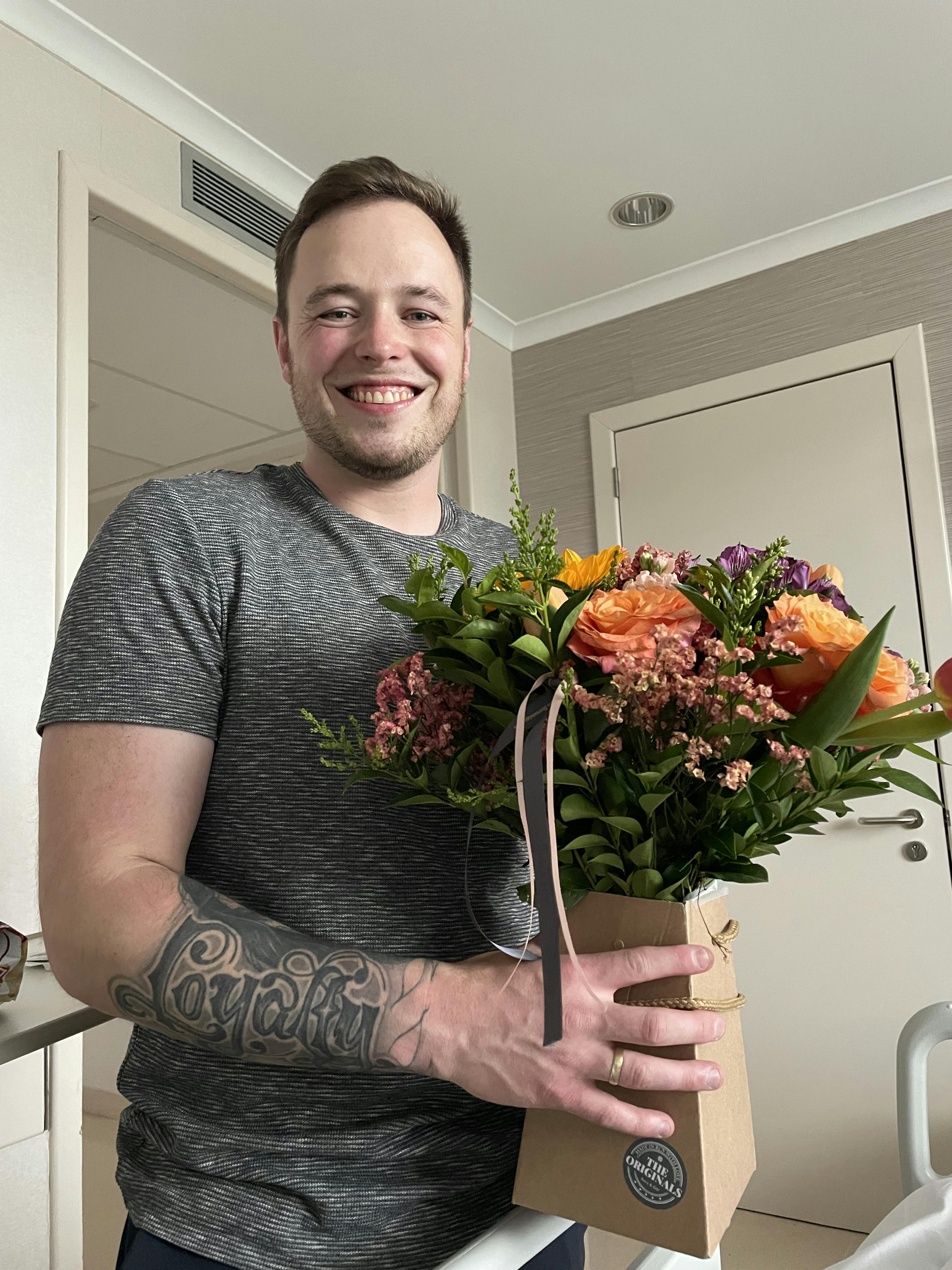 Jonas havde indkøbt en smuk buket blomster til Cecilie, efter operationen var vel overstået.
