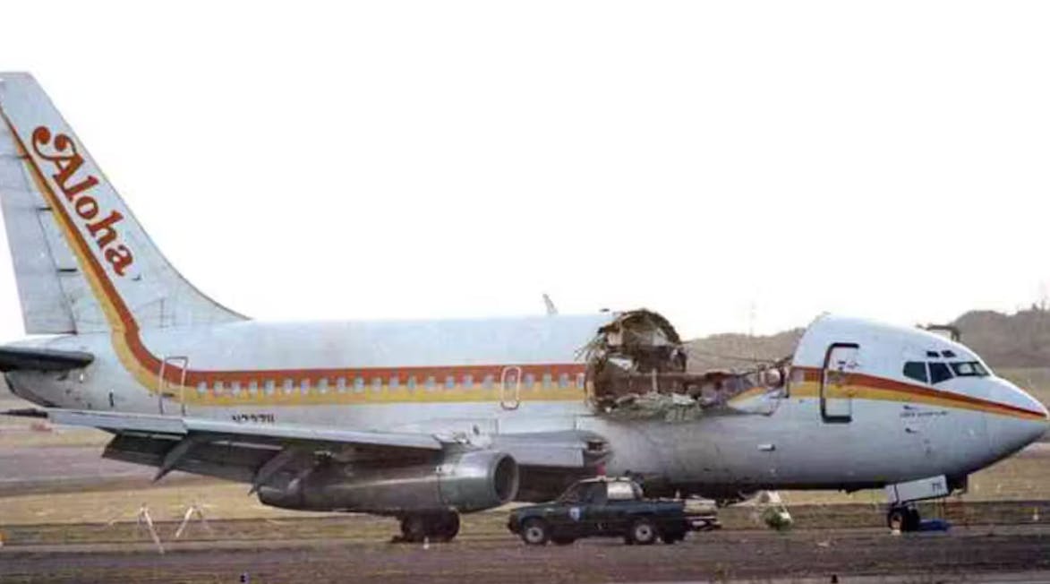 En rutinemæssig flyvning var millimeter fra ende i en ubegribelig tragedie, da en stor del af Aloha Airlines Flight 243s øverste skrog pludselig rev sig løs.