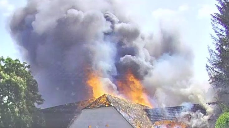 Gården er dækket af flammer