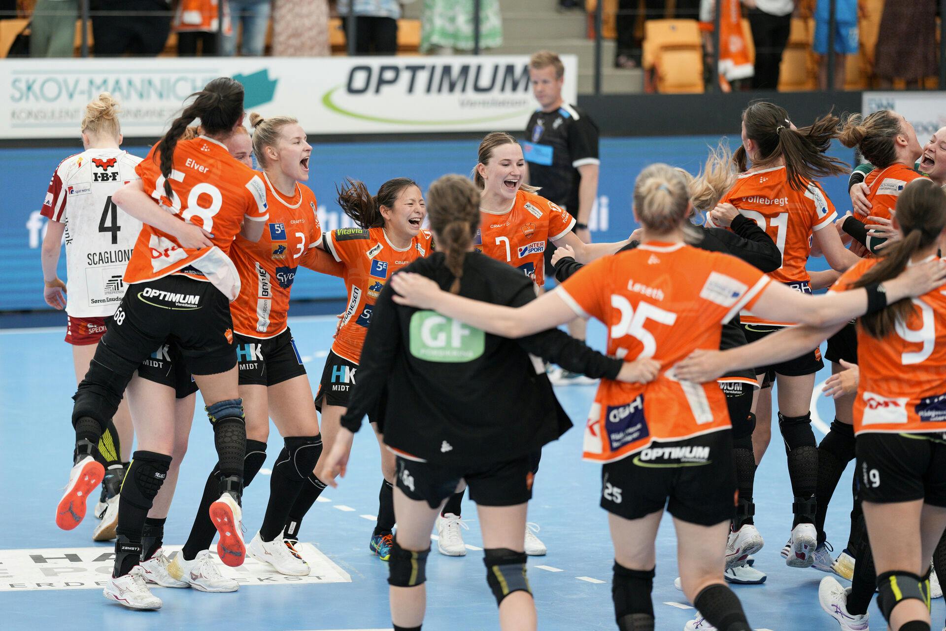 Glade Odense-spillere efter semifinalen i kvindehåndboldkampen mellem Odense Håndbold og Ikast Håndbold i Odense.