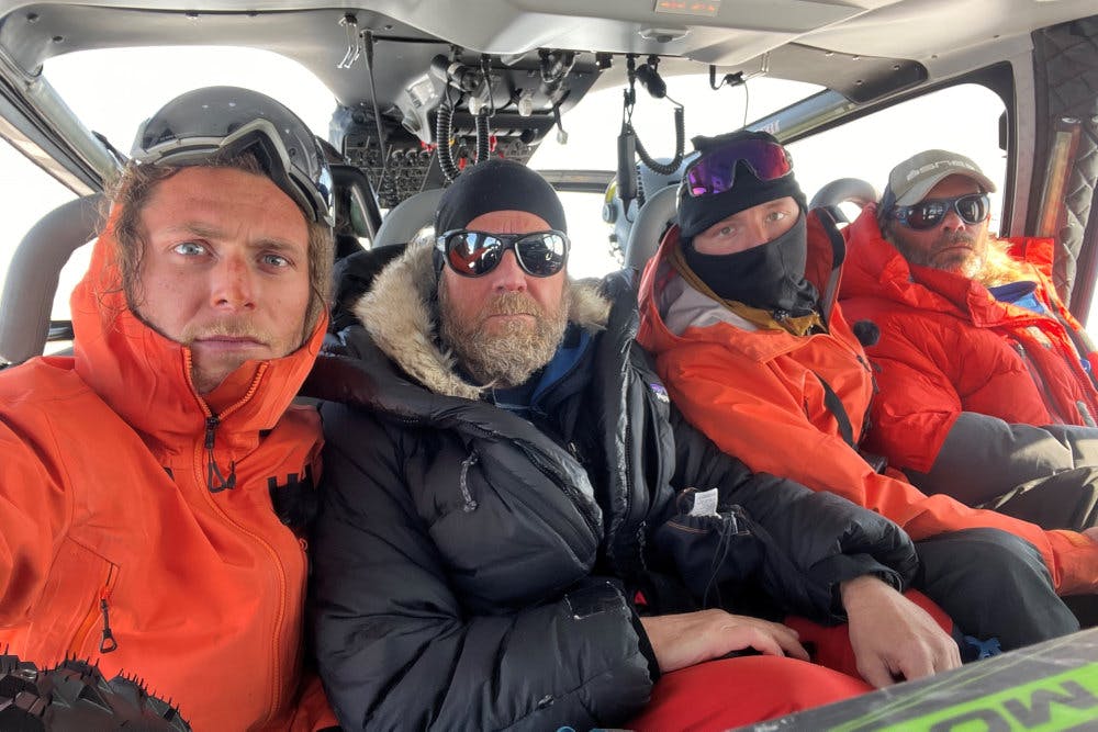 Nicklas Flenø Mikaelsen (til venstre, red.) og Emil Fammé Hansen (anden fra højre, red.) måtte fredag flyves fra indlandsisen med helikopter efter forsøget på at blive de første til at krydse den enorme iskappe på cykel.