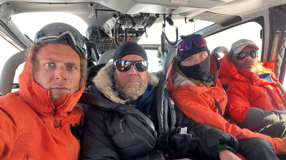 Nicklas Flenø Mikaelsen (til venstre, red.) og Emil Fammé Hansen (anden fra højre, red.) måtte fredag flyves fra indlandsisen med helikopter efter forsøget på at blive de første til at krydse den enorme iskappe på cykel.