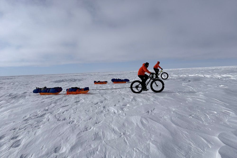 Turen, som de to begav sig ud på, var 600 kilometer lang. De nåede 500 af kilometerne, heraf 350 af dem på cykel&nbsp;
