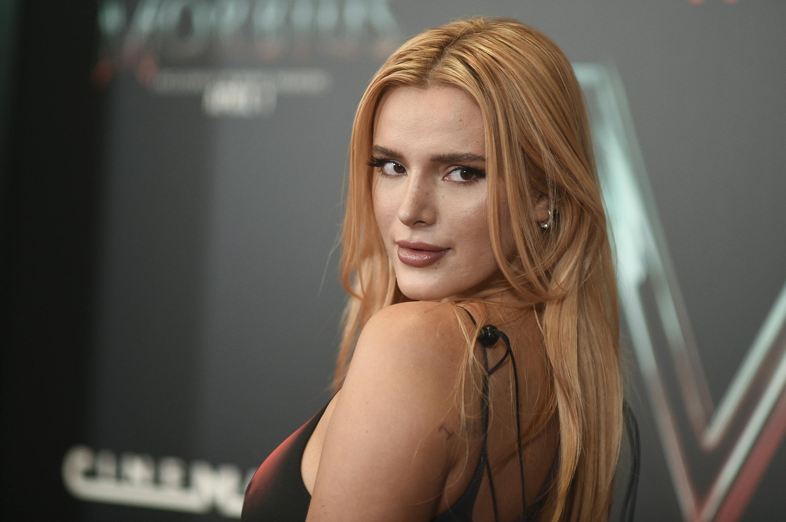 Bella Thorne er blevet forlovet med "Bad Vegan"-producer Mark Emms, som hun har dannet par med i et års tid&nbsp;
