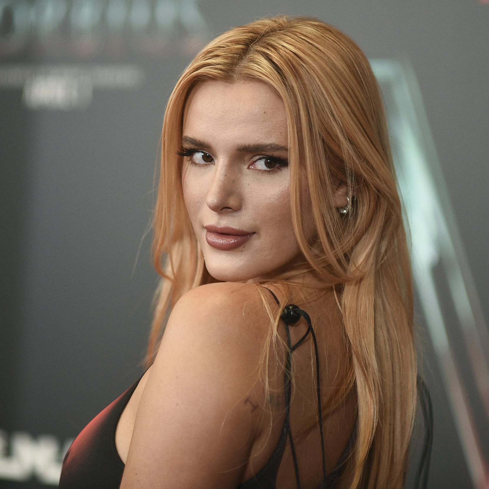 Bella Thorne er blevet forlovet med "Bad Vegan"-producer Mark Emms, som hun har dannet par med i et års tid 