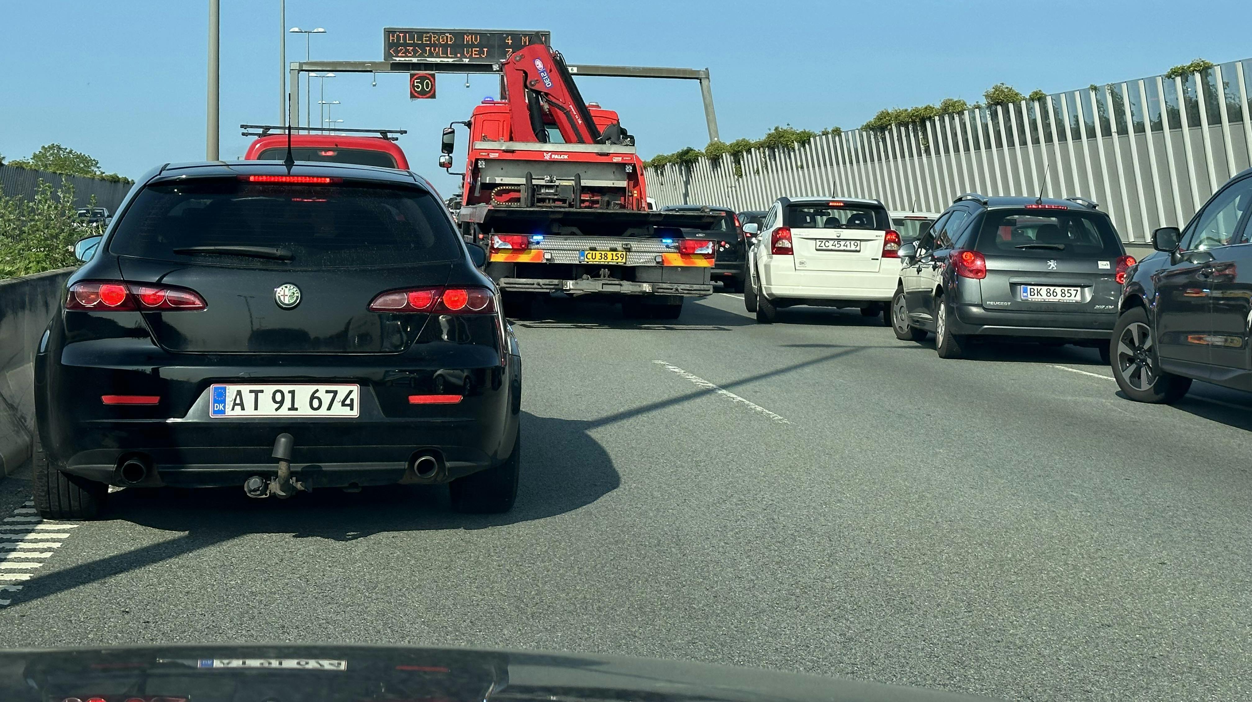 Det er trægt med trafikken lørdag formiddag omkring en afkørsel på Motorring 3 