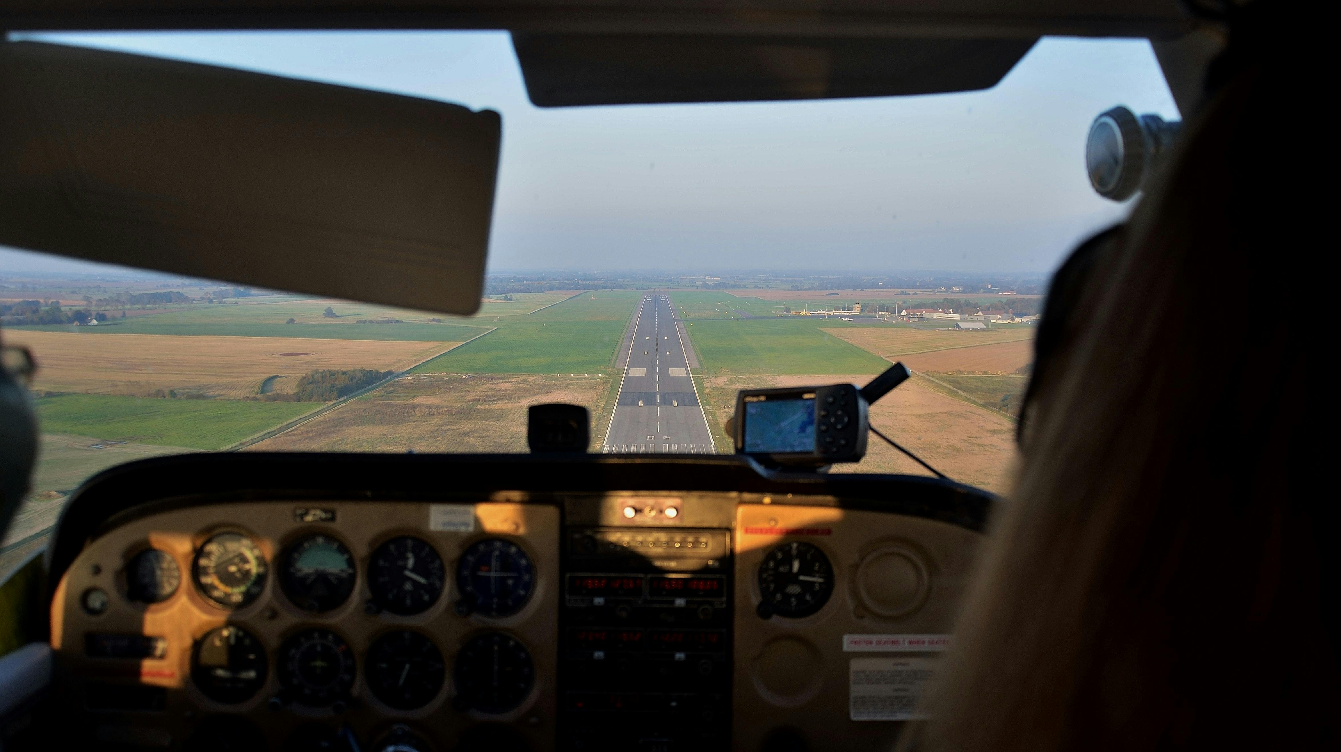 Her er der tale om et andet fly af samme type - Cessna - der er ved at foretage en landing 