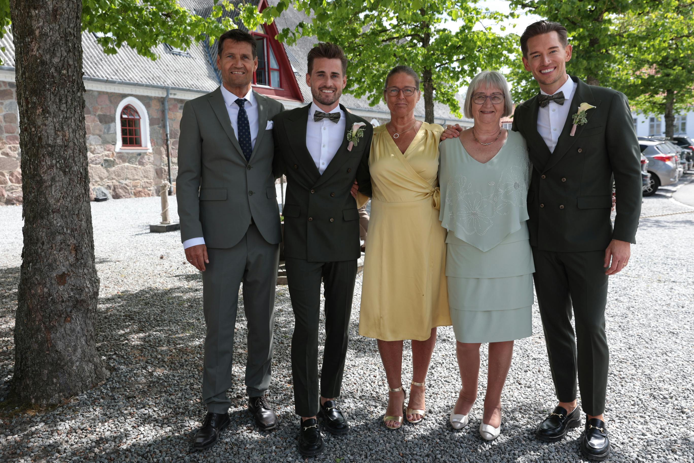 Både den ene og den anden gom blev fulgt op ad "kirkegulvet" - som jo nok nærmere var et teltgulv - af deres mødre 