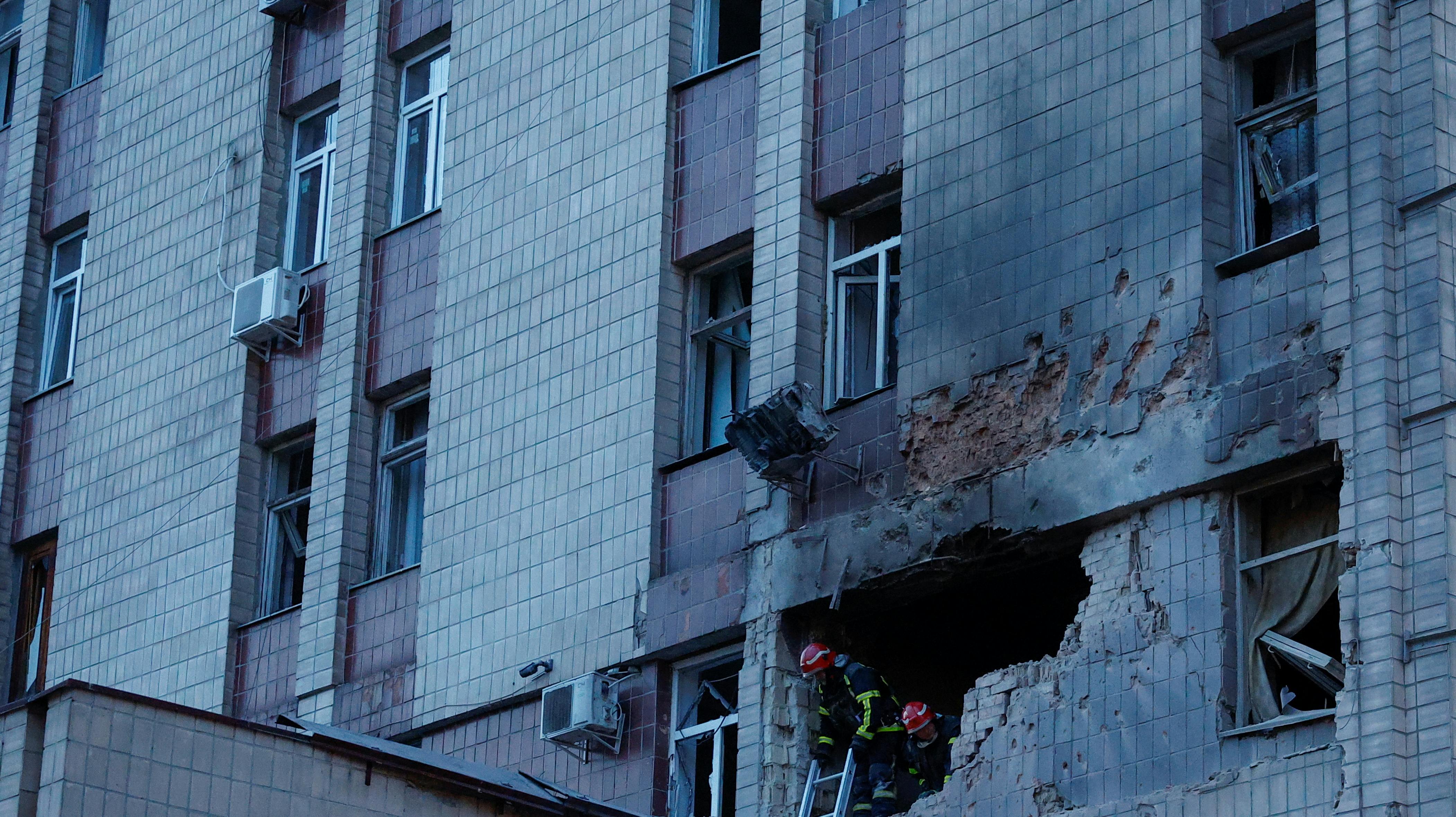 Skaderne efter droneangrebet i Kyiv er store søndag 
