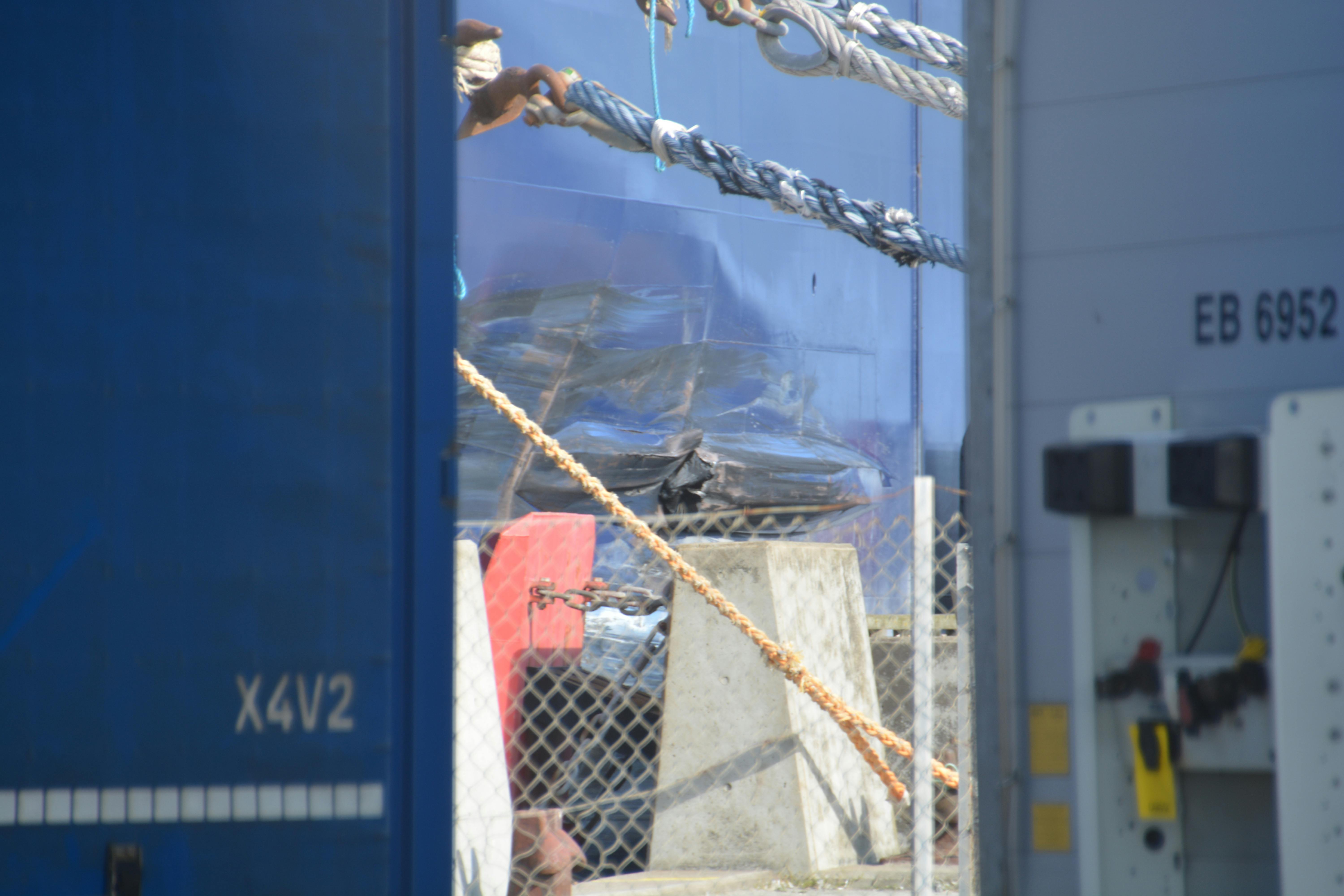 Her ses billeder af skroget, der har taget skade efter kollisionen 