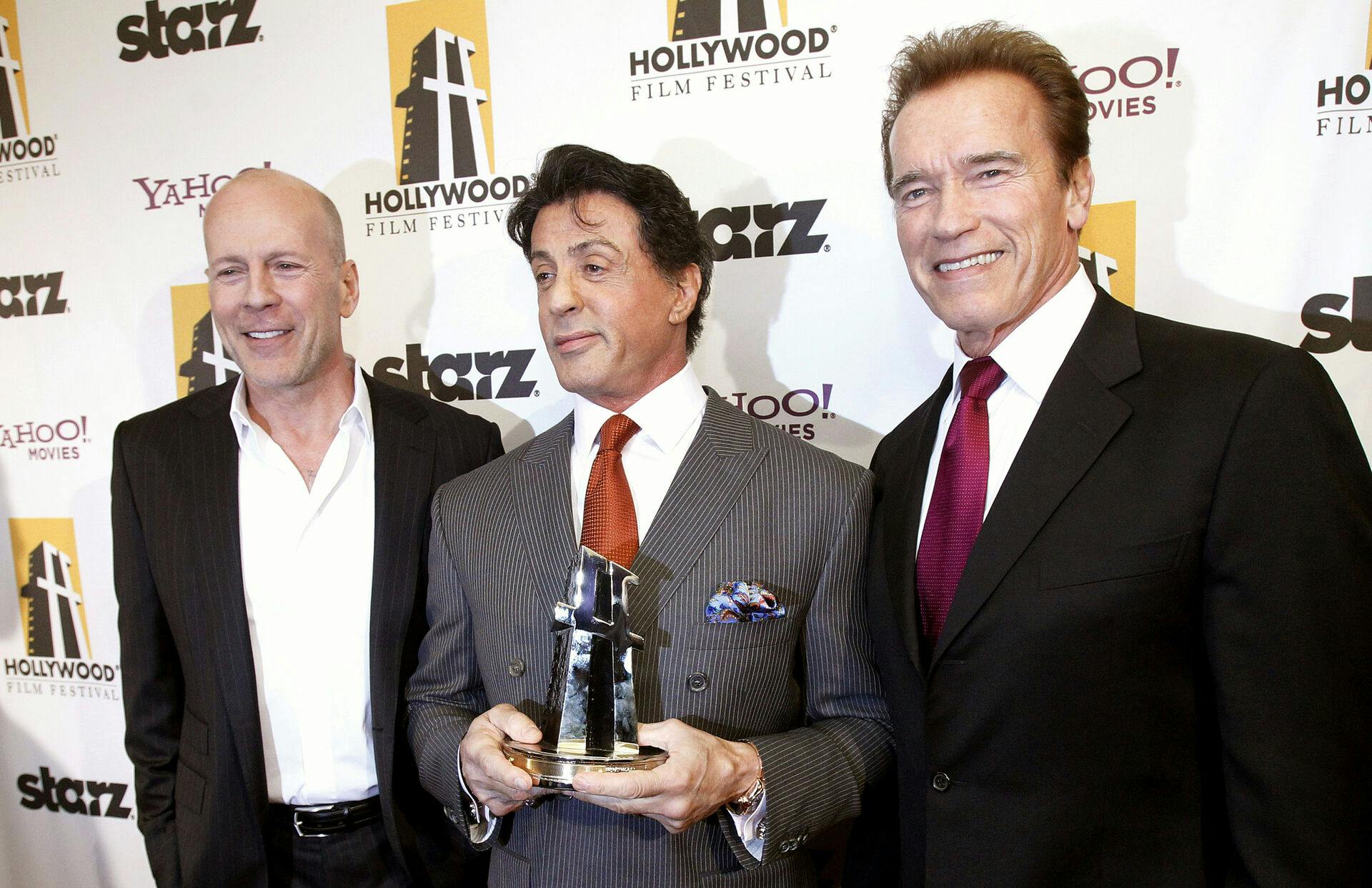 Actor Sylvester Stallone (i midten) med Arnold Schwarzenegger (th.) og Bruce Willis til Annual Hollywood Awards Gala i Beverly Hills, Californien i oktober 2010. De tre megastjerner spillede sammen i "The Expendables".