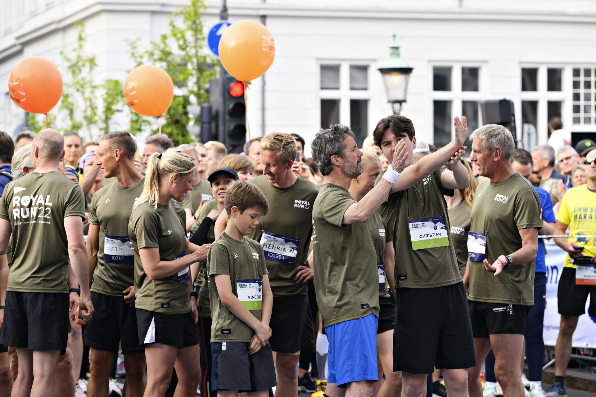 Den royale familie byder til med ungt blod. Desværre følger andre unge ikke trop.
