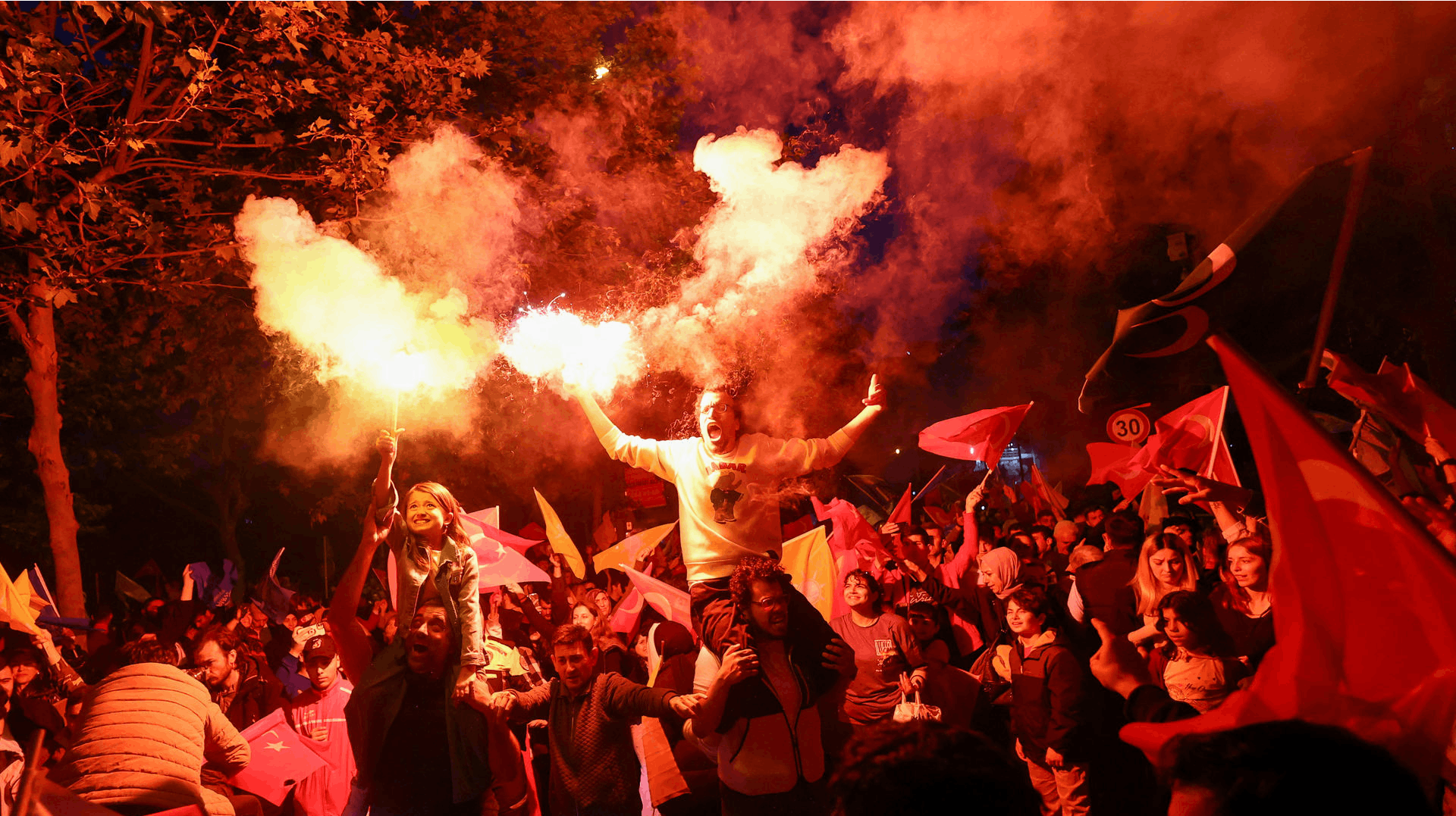 Tayyip Erdogan vandt det tyrkiske valg. Nu mener en næstformand fra et oppositionsparti, at Erhan Kurt blev dræbt af unge, der fejrede valgresultatet. 