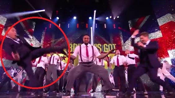 Her falder Ant McPartlin på røv og albuer under programmet "Britain's Got Talent".
