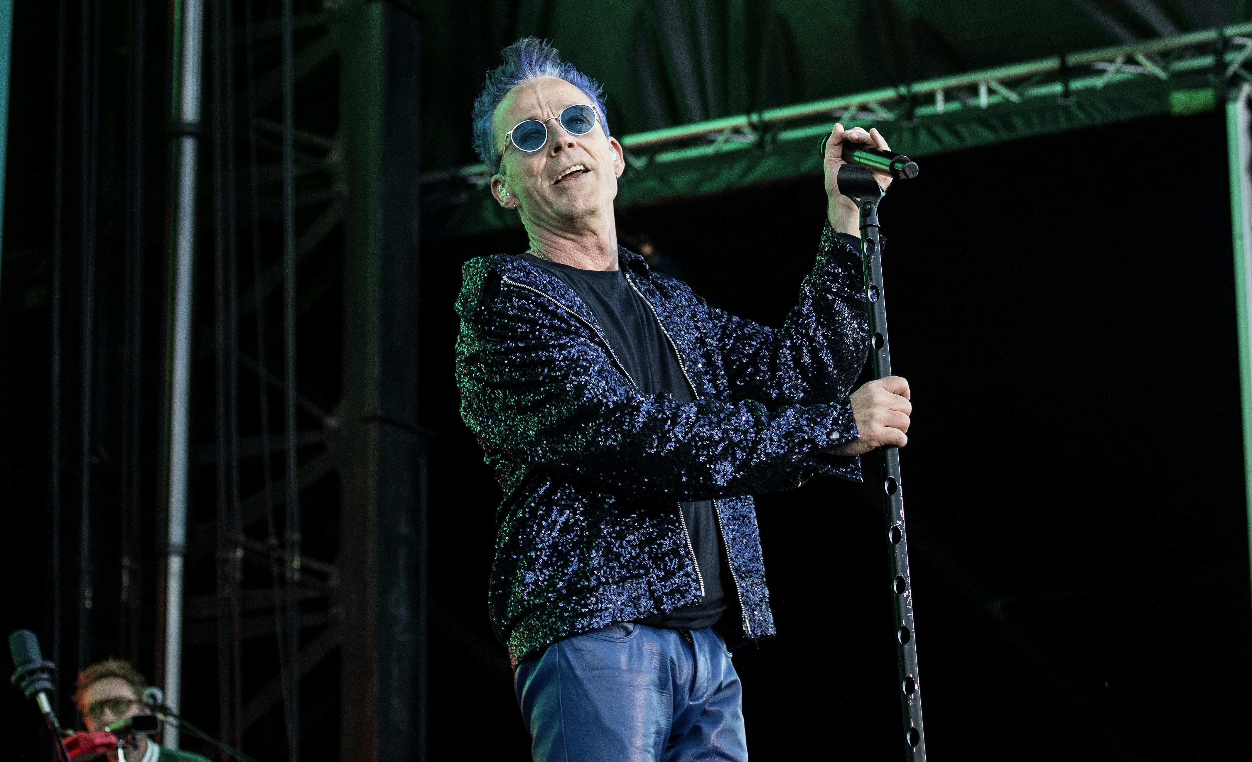 Thomas Helmig, 58, ville skrive en sang om krigens rædsler i det nu tidligere Jugoslavien og endte i stedet med at skrive en sang om sig selv. 