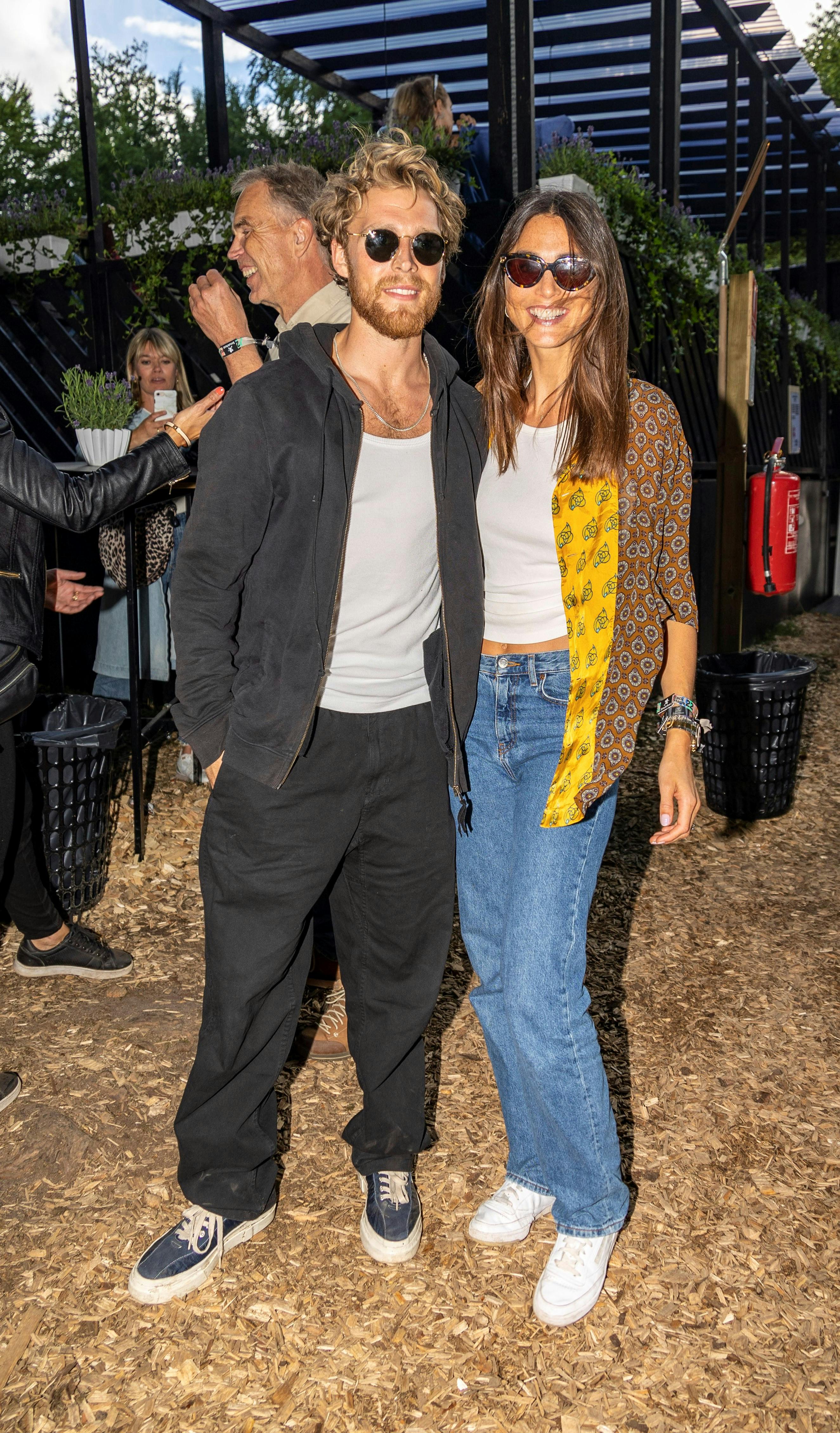 Selvom man har småbørn derhjemme, så forstår Christopher og hustru Cecilie Haugaard at tage sig lidt voksenhygge ude i verden sammen ind imellem. Som her i Bøgeskoven på Smukfest sidste år. 
