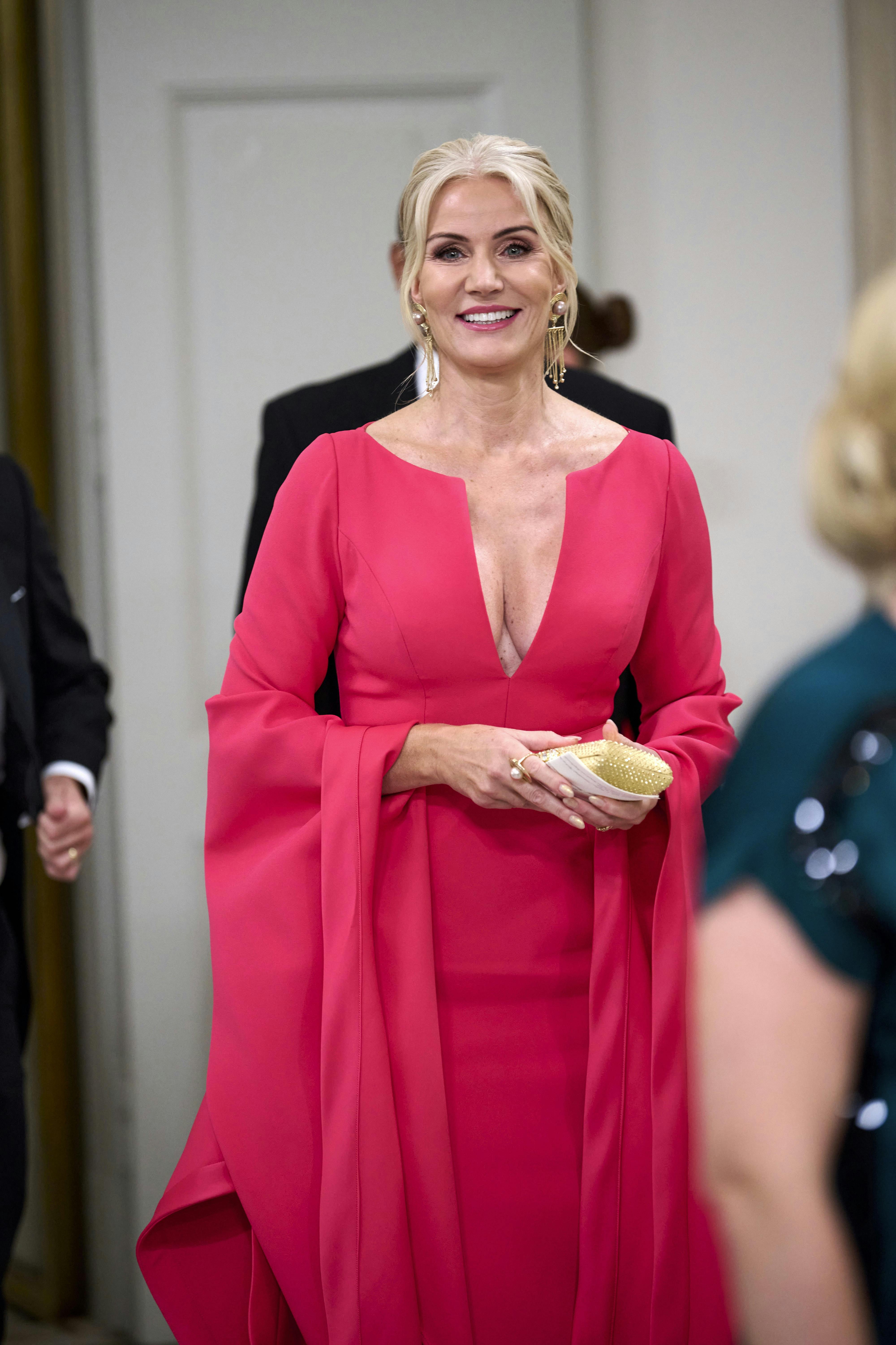 Helle Thorning-Schmidt skabte stor debat, da hun i september sidste år tog til gallamiddag på Christiansborg Slot i denne pink Søren Le Schmidt-sag.

