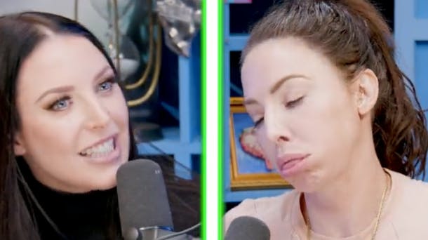 Angela White og komiker Whitney Cummings taler om de pinlige prutter.
