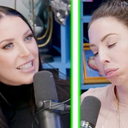 Angela White og komiker Whitney Cummings taler om de pinlige prutter.