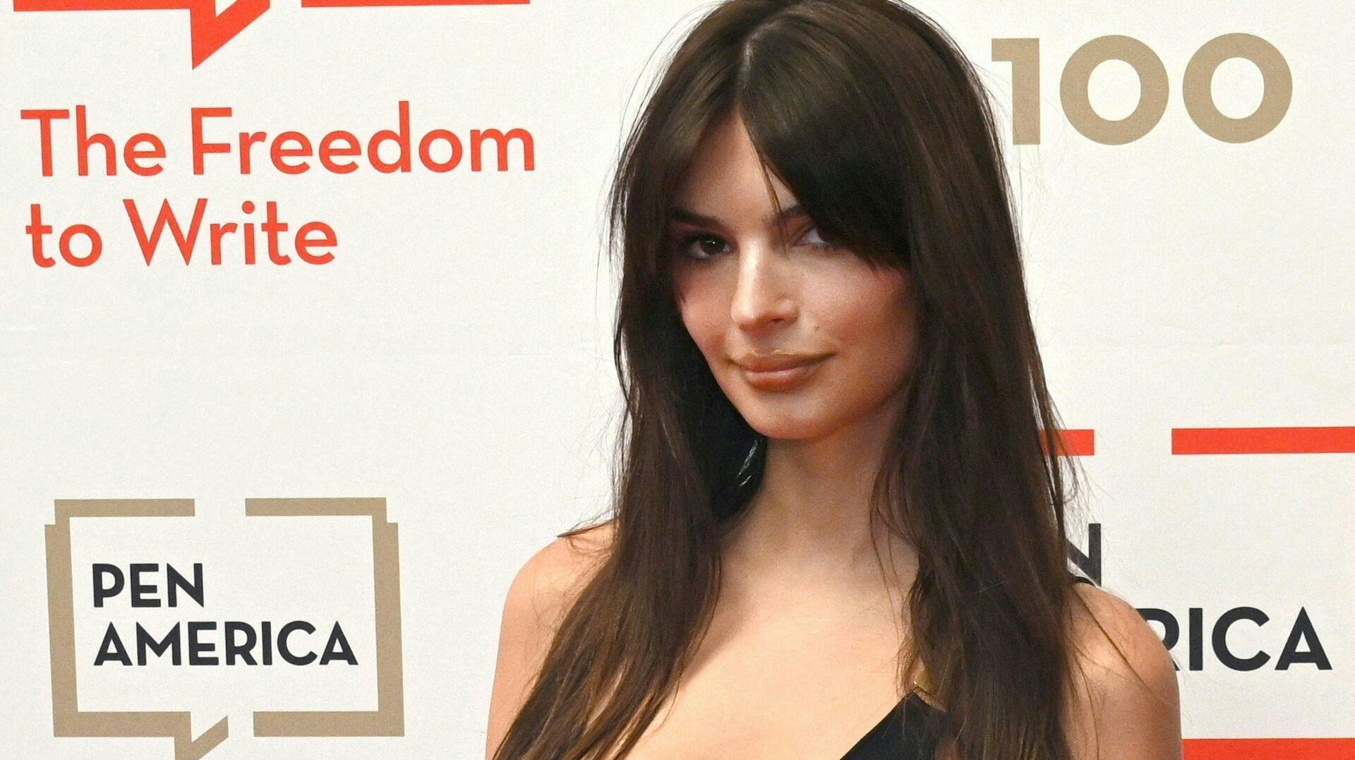 Emily Ratajkowski viser formerne frem på Instagram.