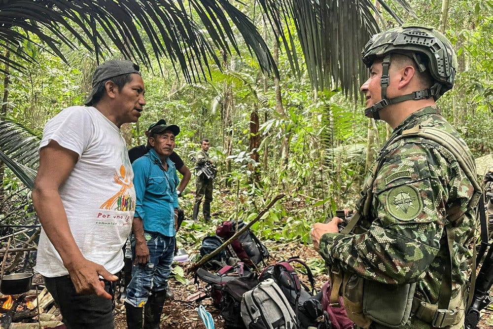 Både soldater og folk fra Colombias oprindelige befolkning deltager i eftersøgningen af de fire savnede børn. Billedet her er fra den 23. maj.