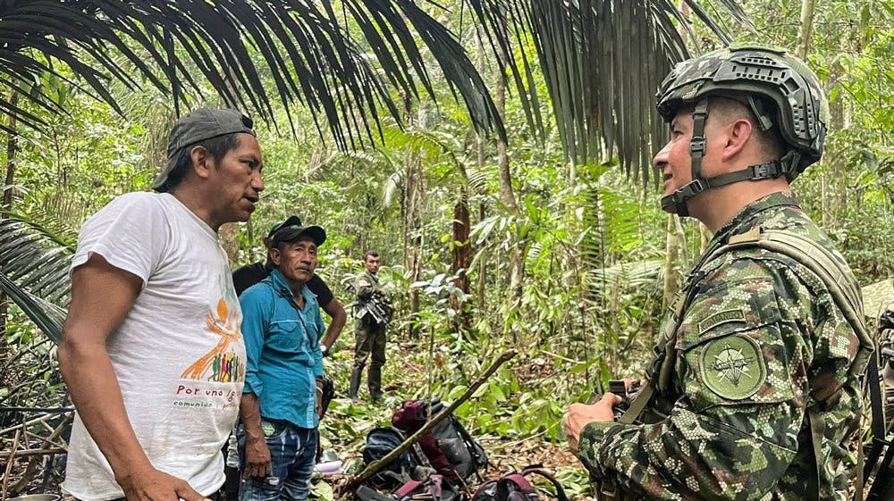 Både soldater og folk fra Colombias oprindelige befolkning deltager i eftersøgningen af de fire savnede børn. Billedet her er fra den 23. maj.