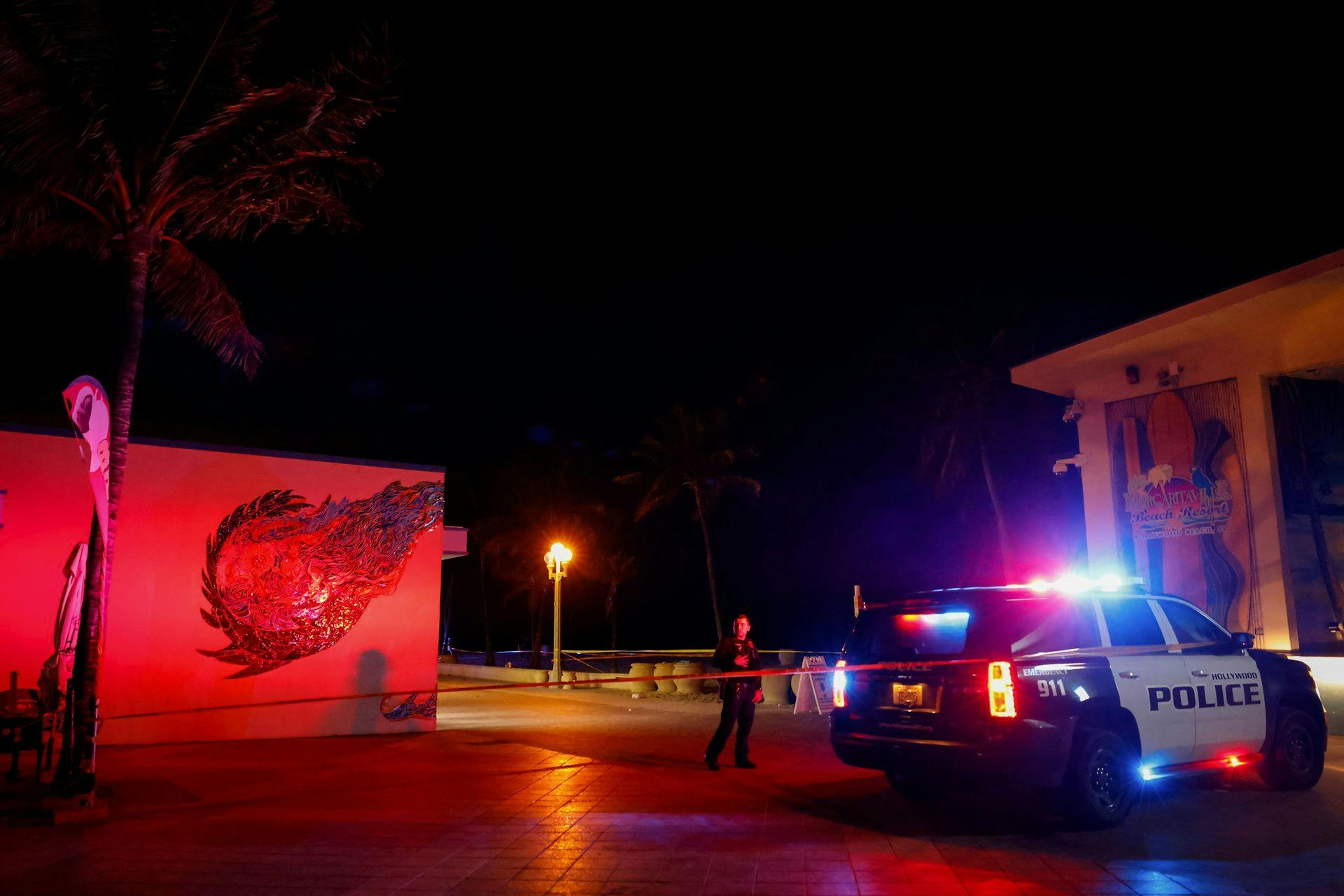 Politiet til stede ved stranden i Hollywood, hvor et masseslagsmål mandag aften resulterede i ni skudsårede personer - den yngste et 1-årigt barn.