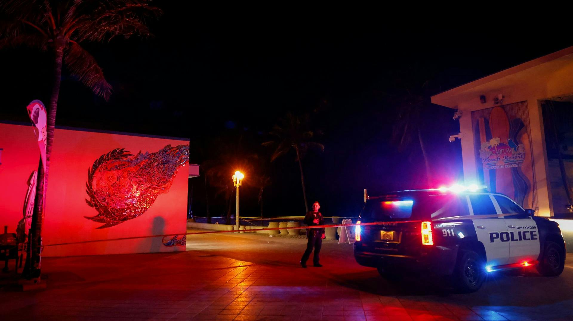 Politiet til stede ved stranden i Hollywood, hvor et masseslagsmål mandag aften resulterede i ni skudsårede personer - den yngste et 1-årigt barn.