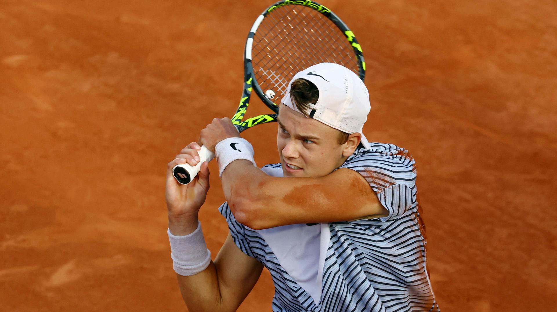 Holger Rune vinder første runde af French Open efter stort besvær. 