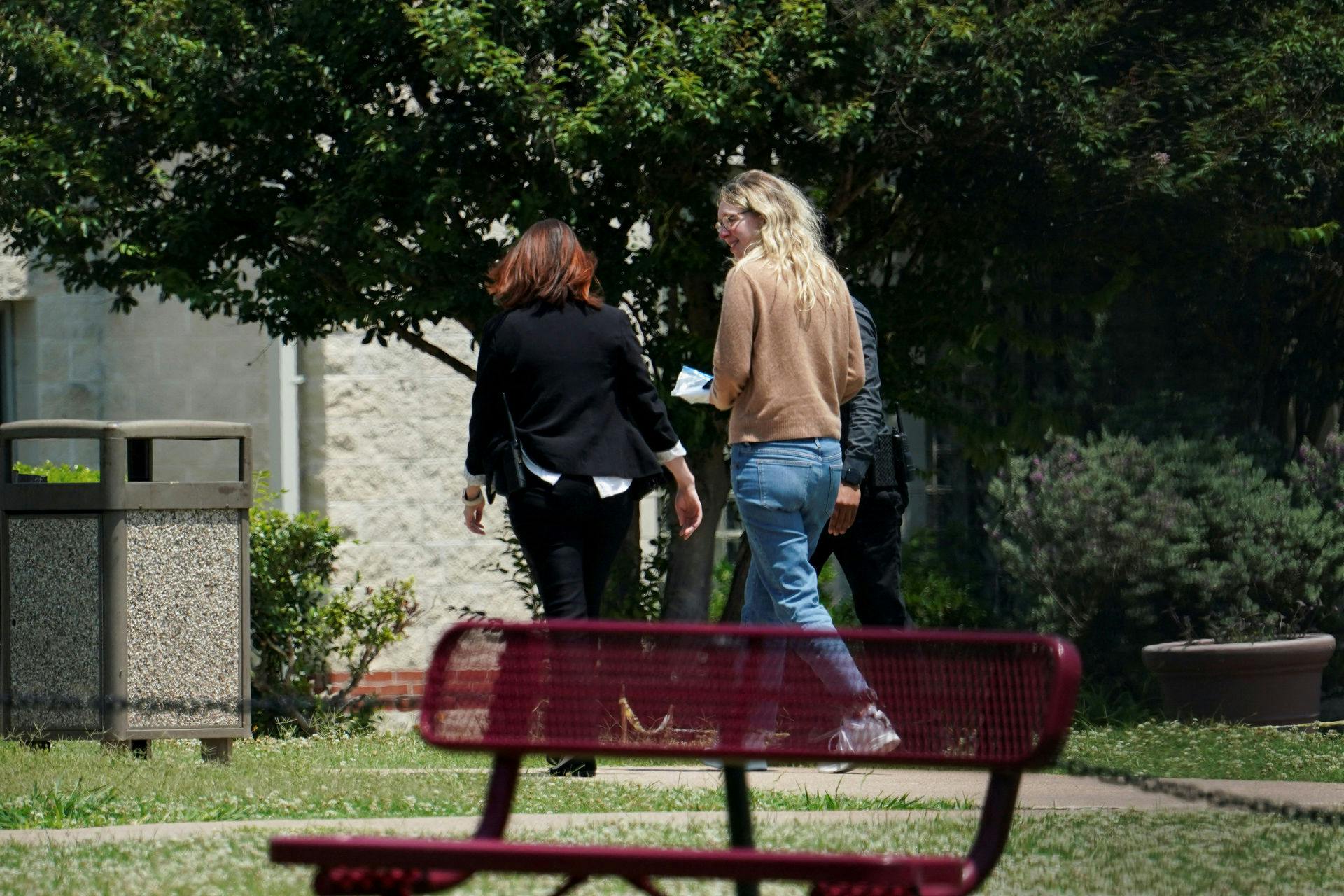 Elizabeth Holmes bliver eskorteret ind i fængslet, hvor hun skal afsone 11 år for svindel.
