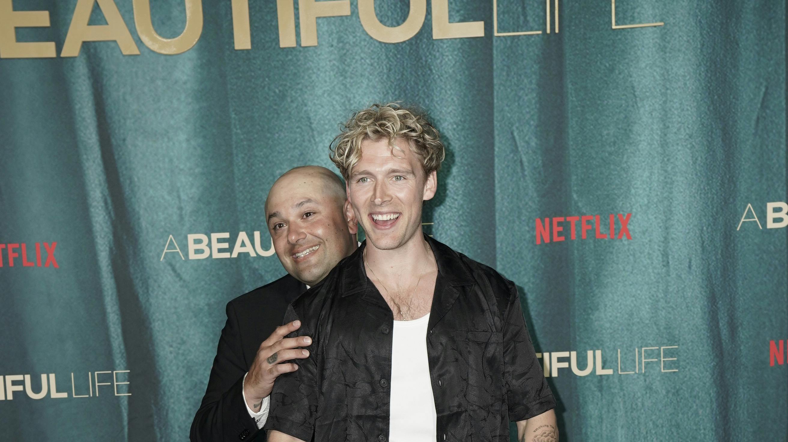 Kendisvennerne støtter Christophers filmdebut på rød løber til premieren på "A beautiful life".