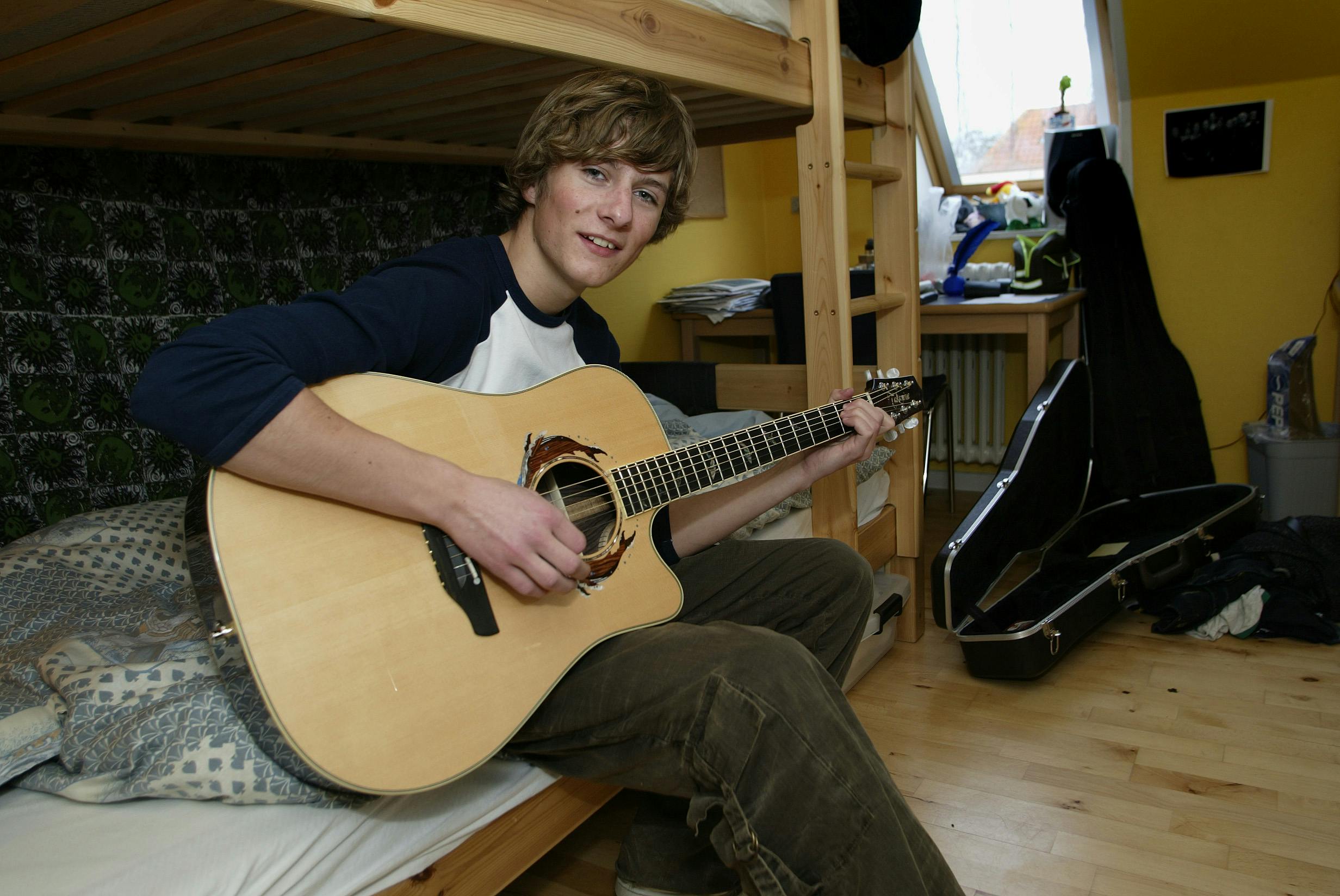 Morten Fillipsen var hot stuff i 2003, året efter at han var med i MGP. Her udgav han sit debutalbum, hvilket naturligvis kastede et fotoshoot af sig til.