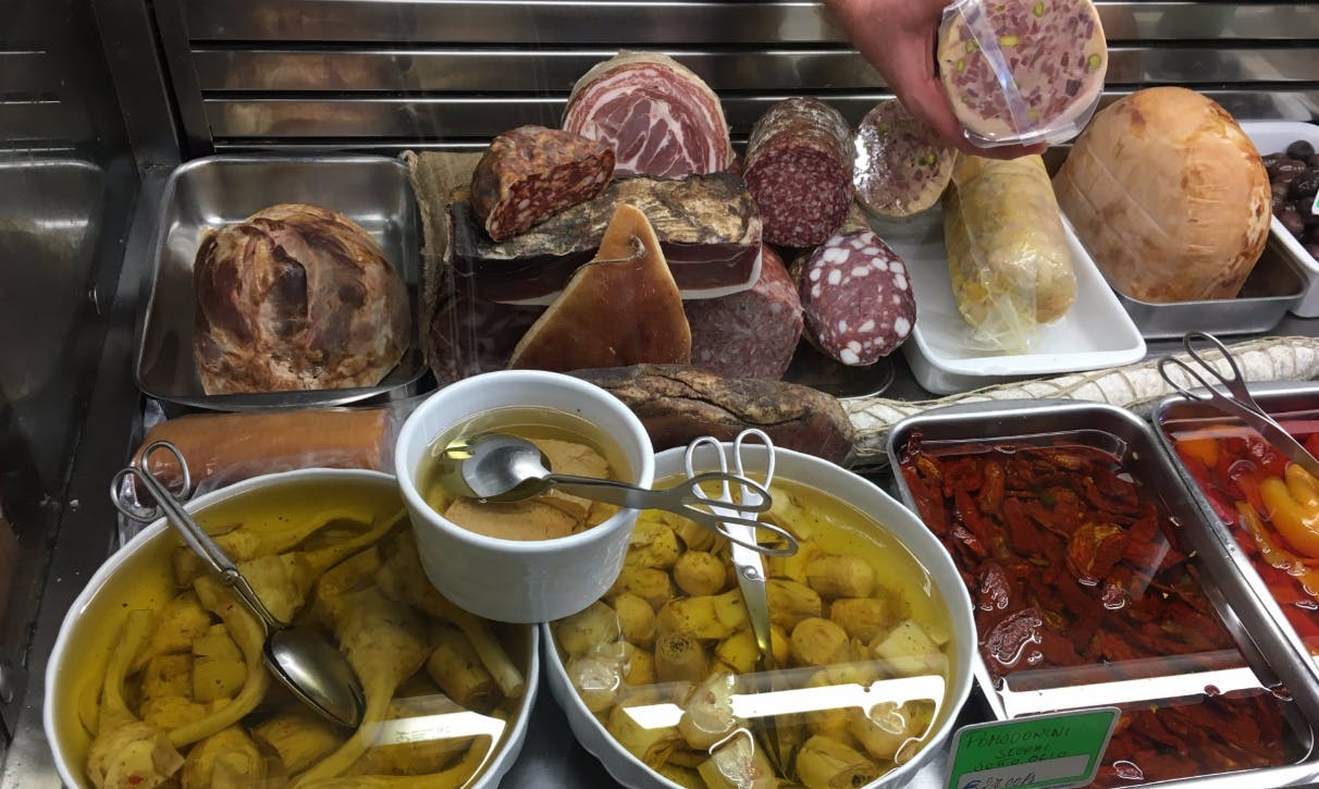 Er man ikke lige til store tunge (og dyre) pastaretter, så er fleste små delikatessebutikker - som for eksempel et salumeria - garant for flere små måltider og snacks til billige penge