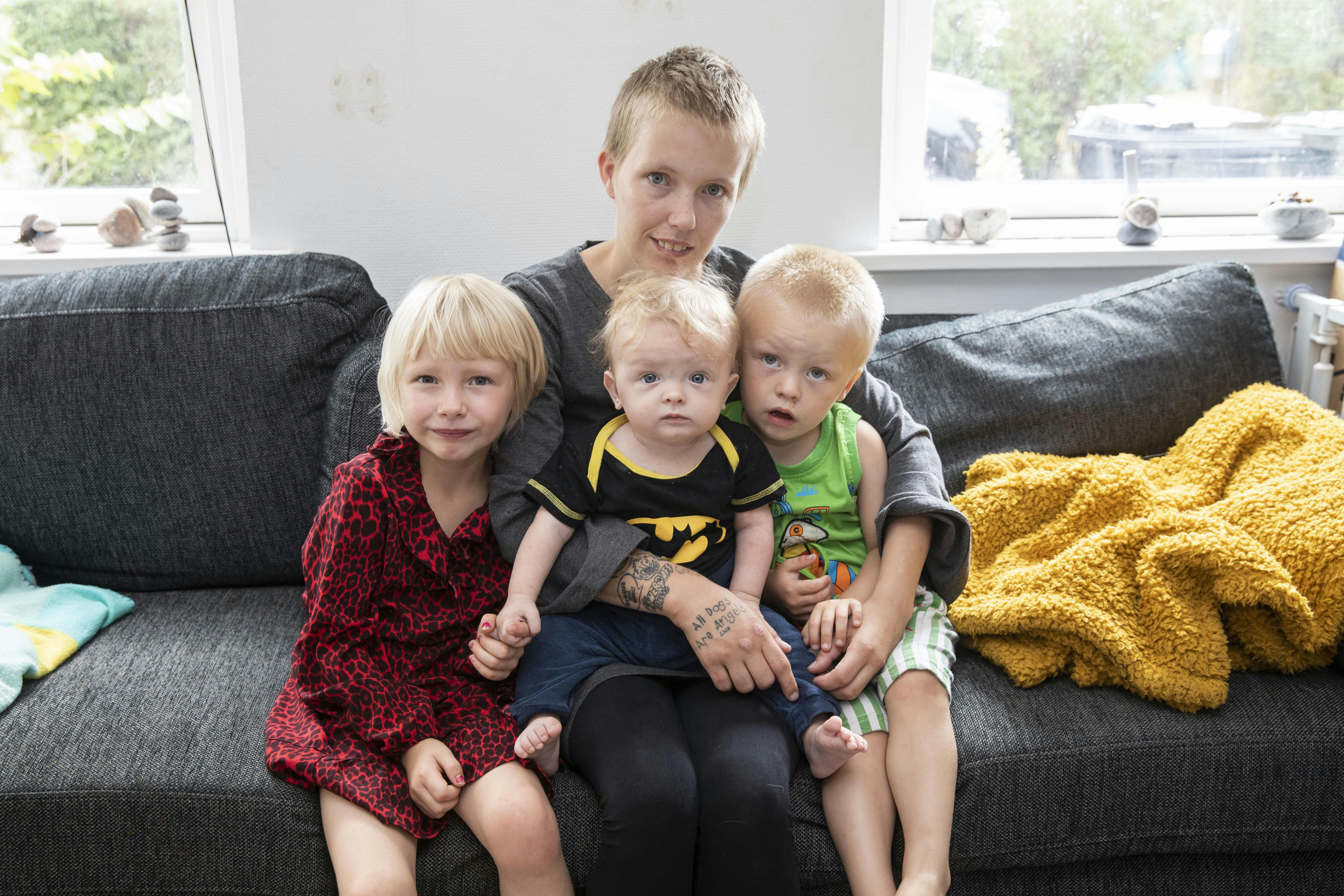 Natascha Linea med sine tre børn Lia, Miso og Novah. I dag er hun højgravid med tvillingerne Elias og Nadia. 