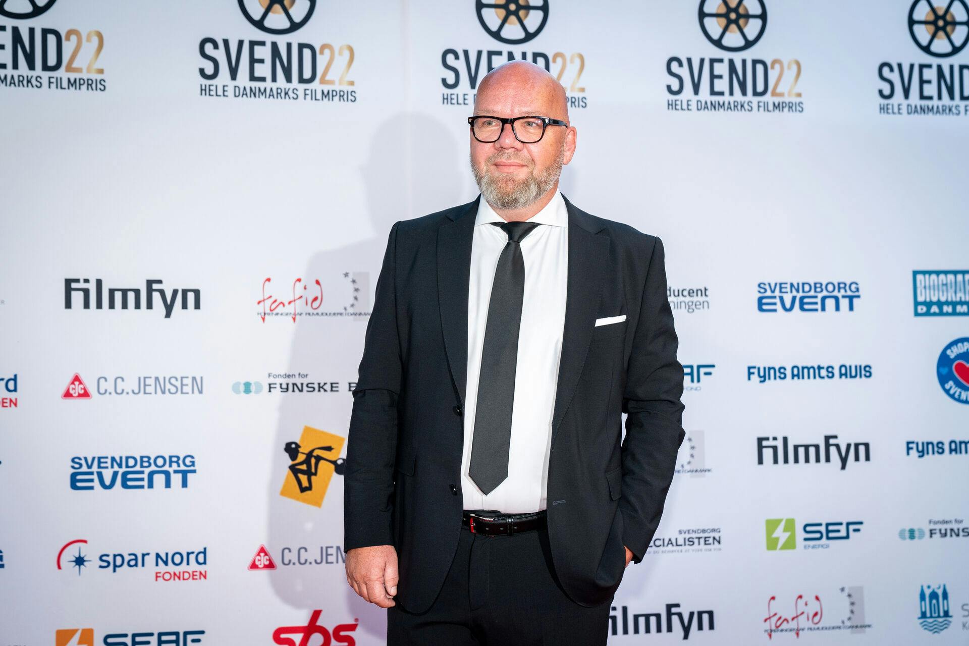 Lars Hjortshøj ankommer på den røde løber til uddeling af filmprisen Svend Prisen i august 2022.