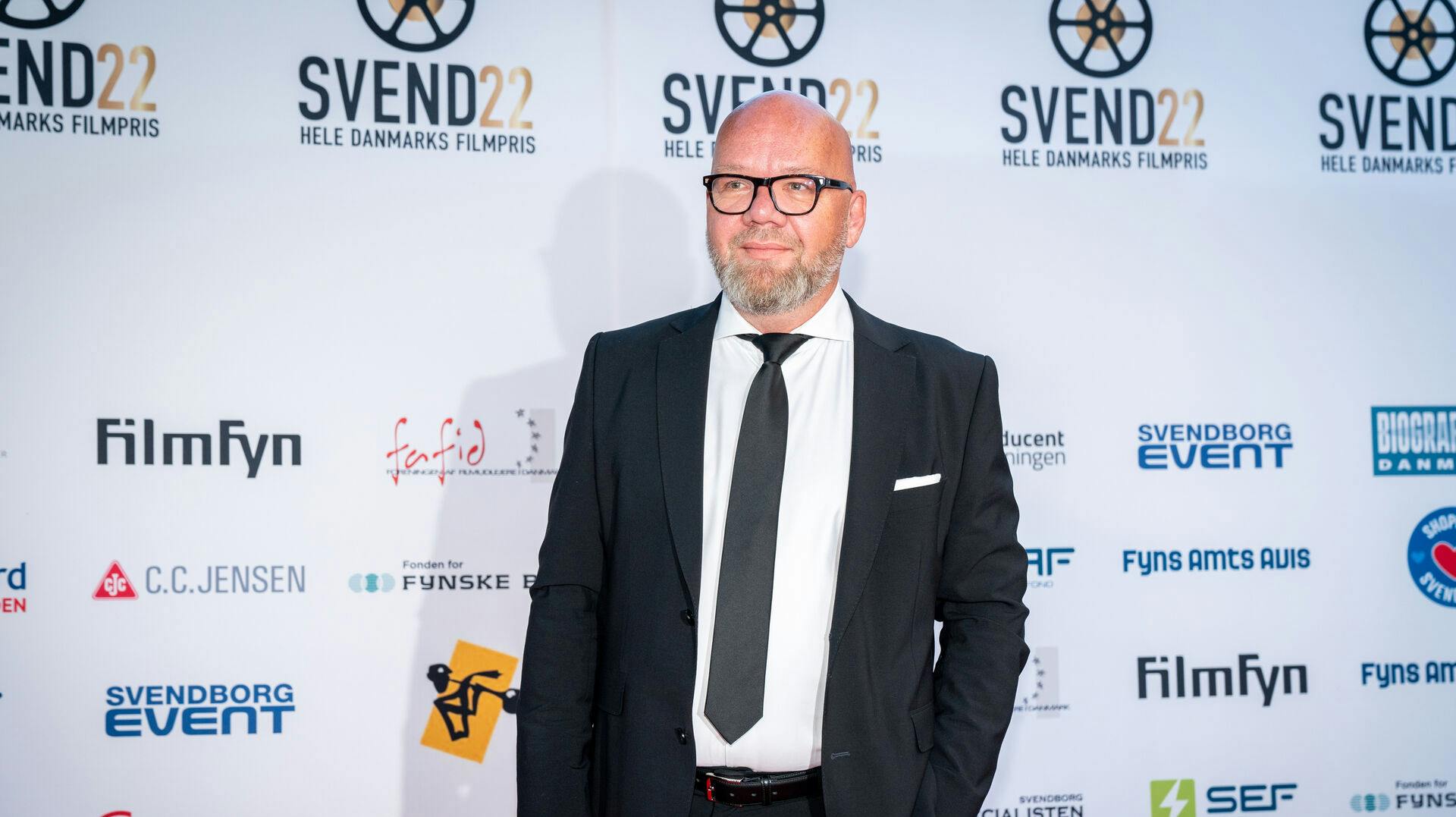 Lars Hjortshøj ankommer på den røde løber til uddeling af filmprisen Svend Prisen i august 2022.