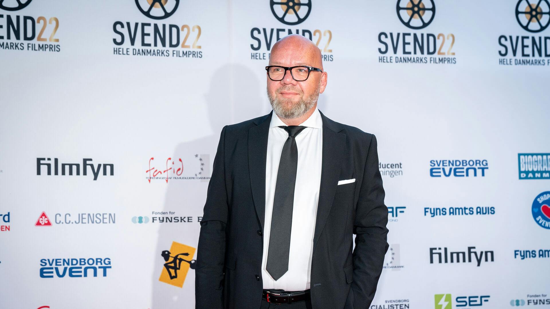 Lars Hjortshøj ankommer på den røde løber til uddeling af filmprisen Svend Prisen i august 2022.