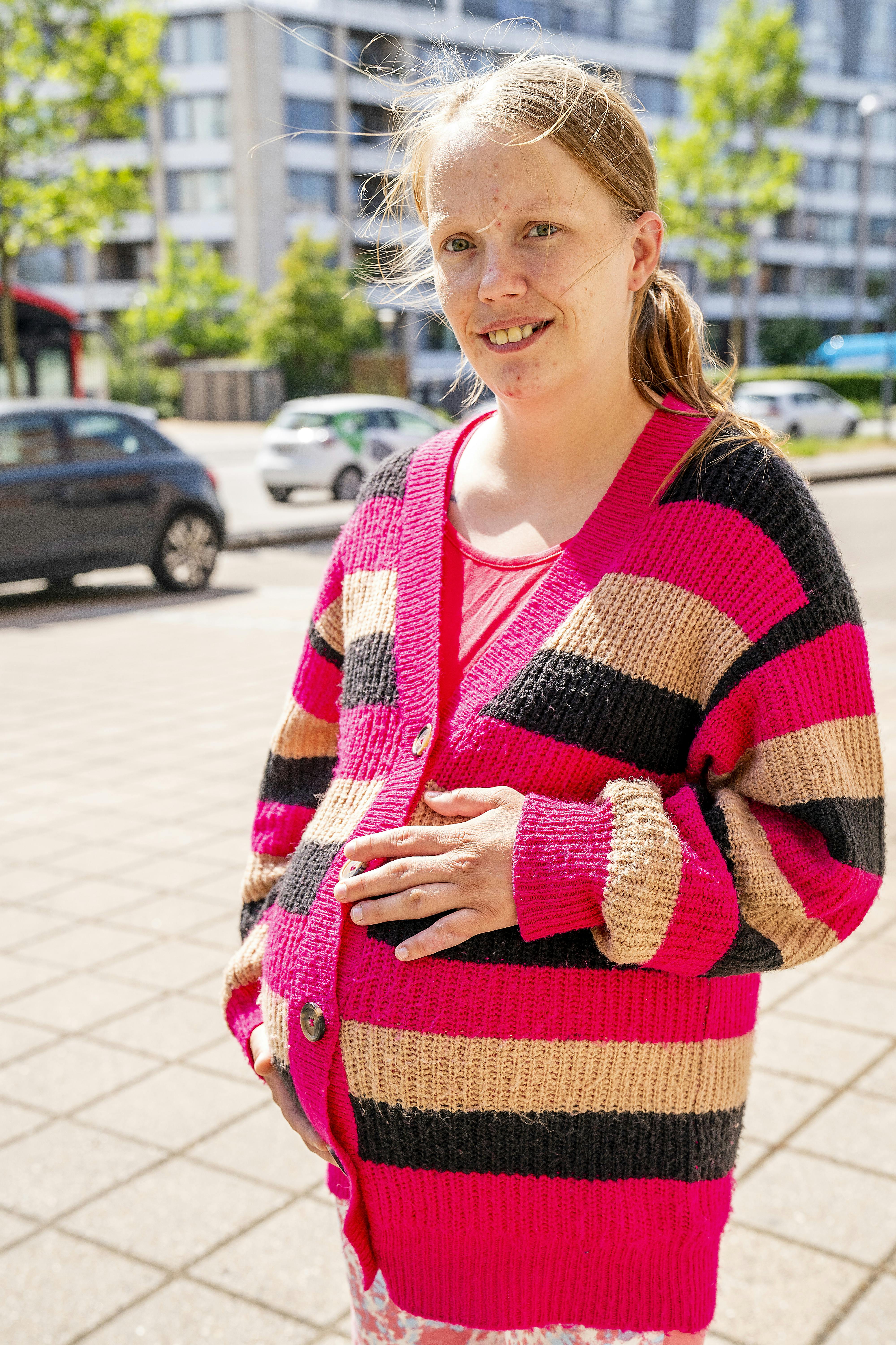 Den 28-årige mor til snart fem forsøger at være positiv, selvom hendes to sønner er fjernet fra hjemmet, og hendes datter Lia selv har valgt at bo ved sin far. 