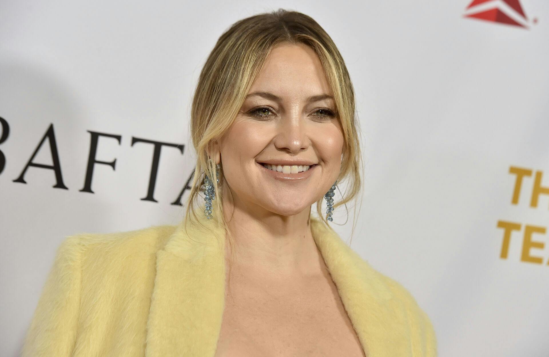 Kate Hudson luftede baller og bryster ved poolen forleden.