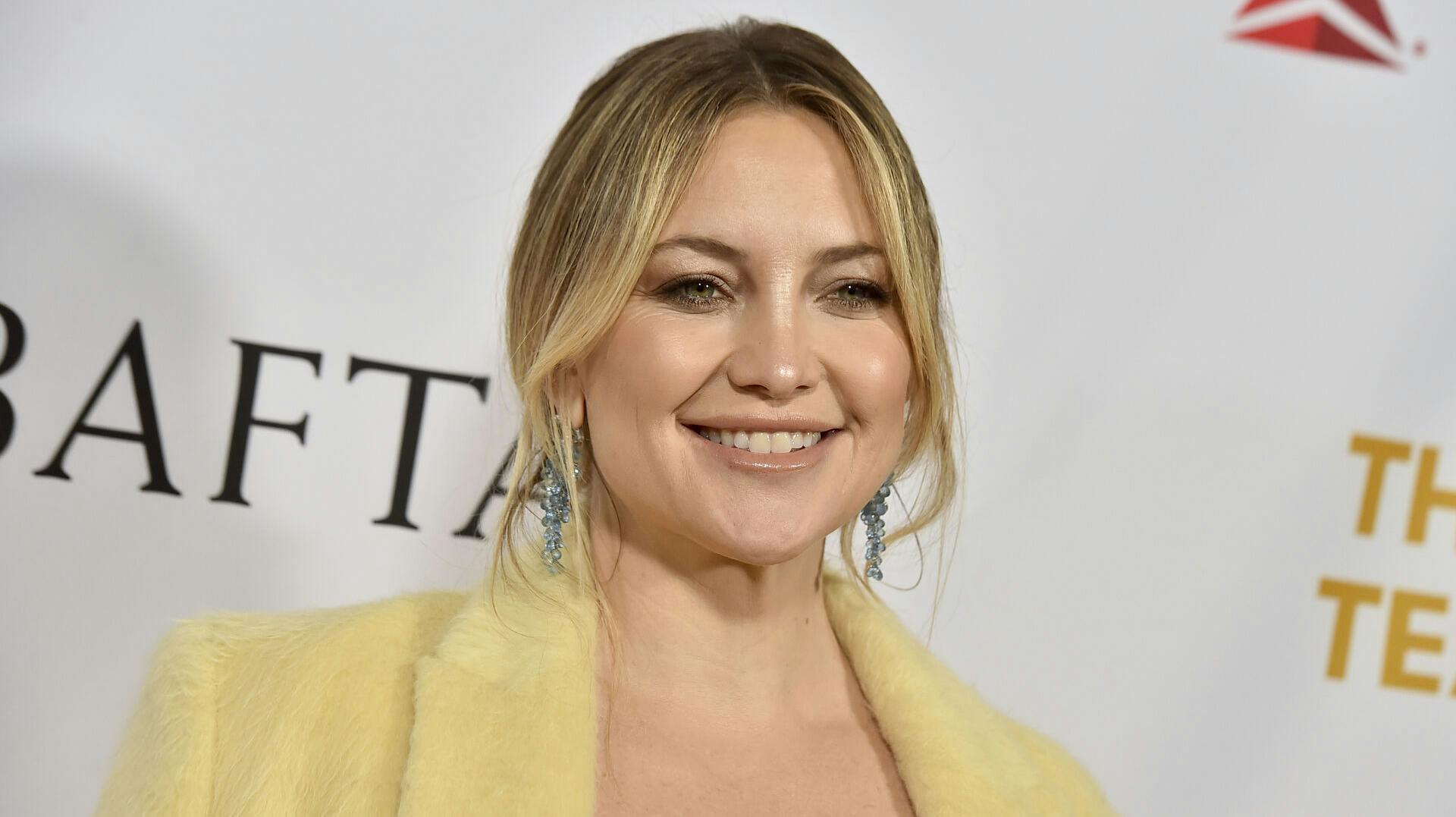 Kate Hudson luftede baller og bryster ved poolen forleden.