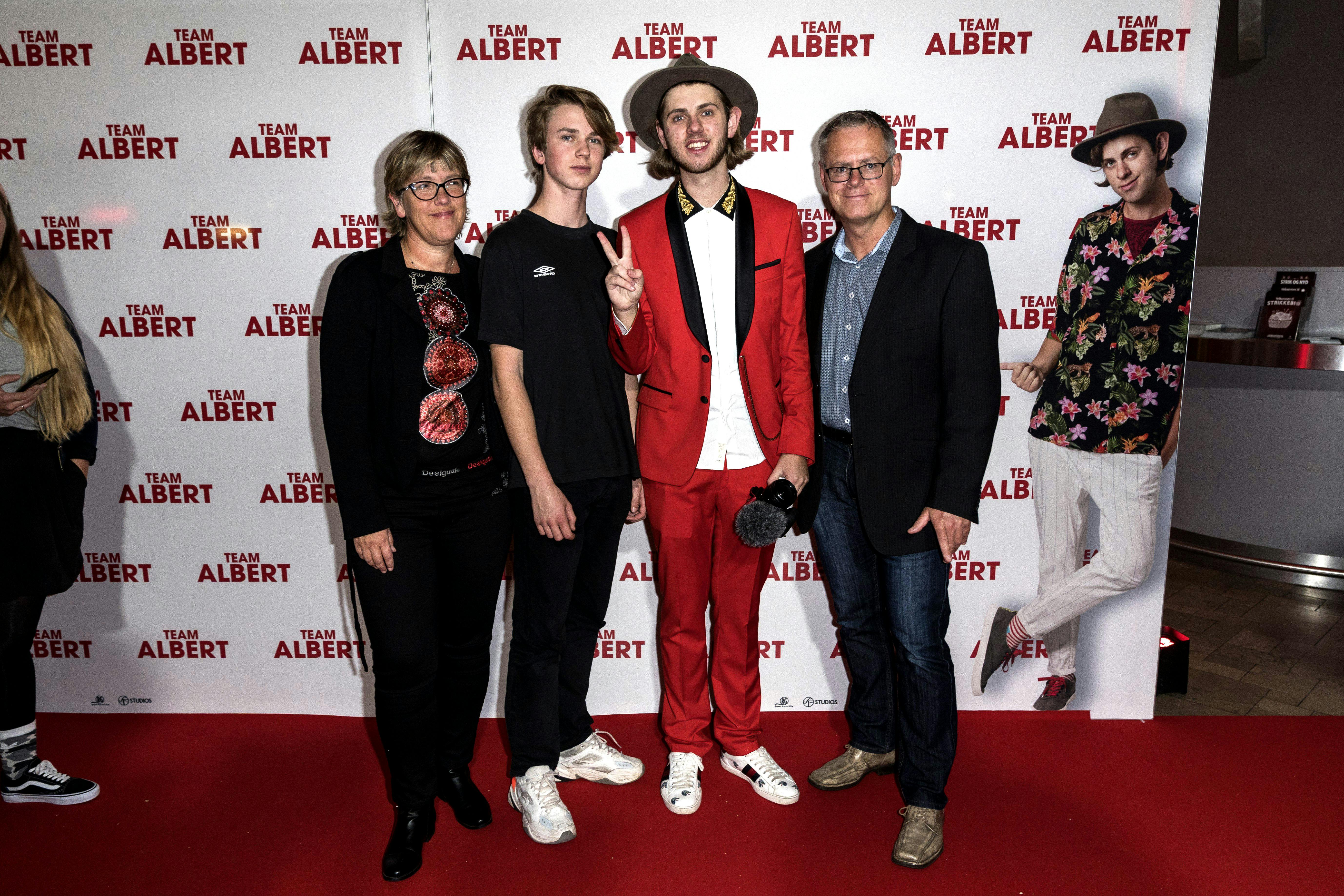 Albert Dyrlund sammen med sine forældre og lillebror Bertram til premieren på filmen "Team Albert".
