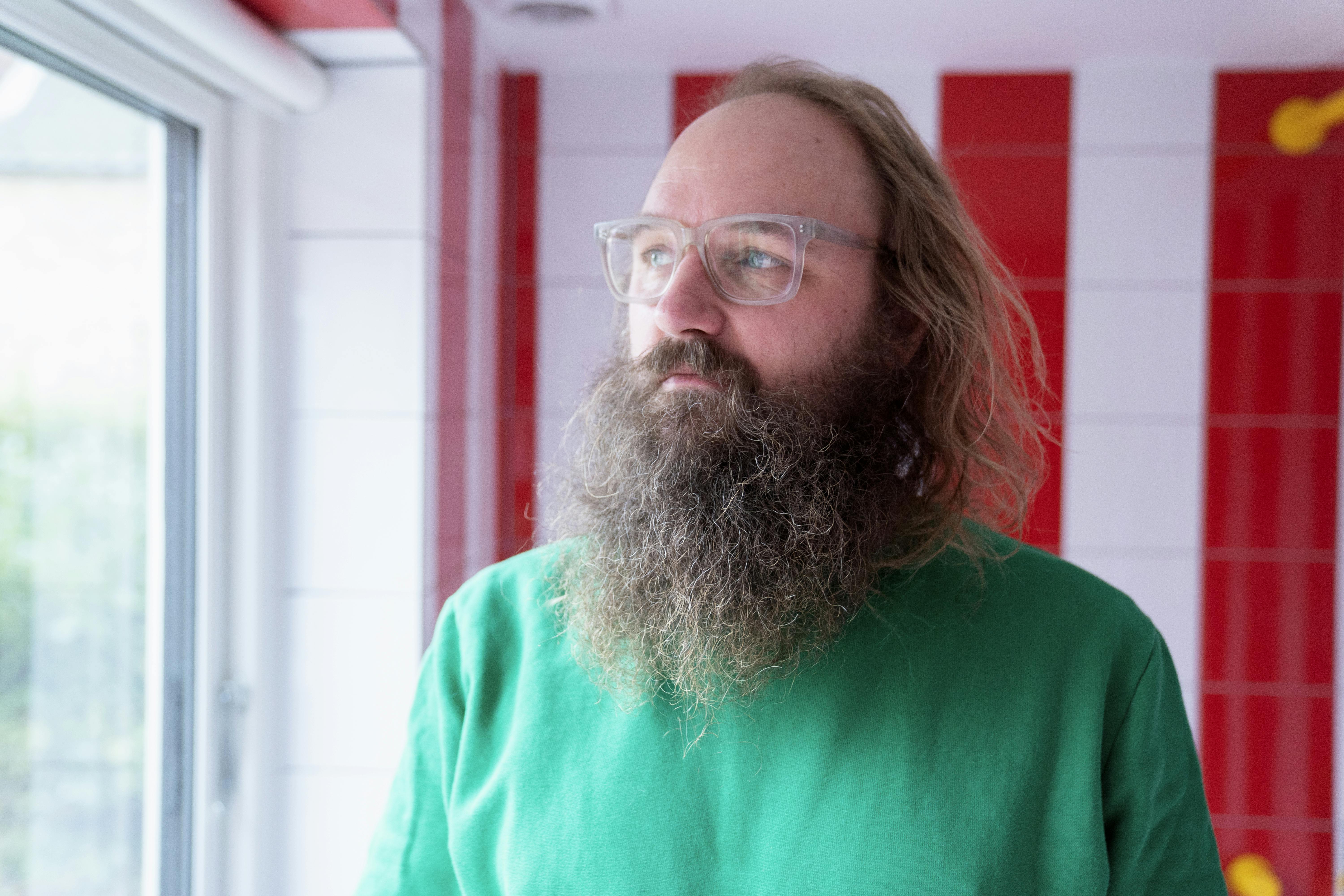 Hetz og chikane fra både enekltpersoner fik Mads Geertsen til at gå ned og være sygemeldt. Men nu er han tilbage. 