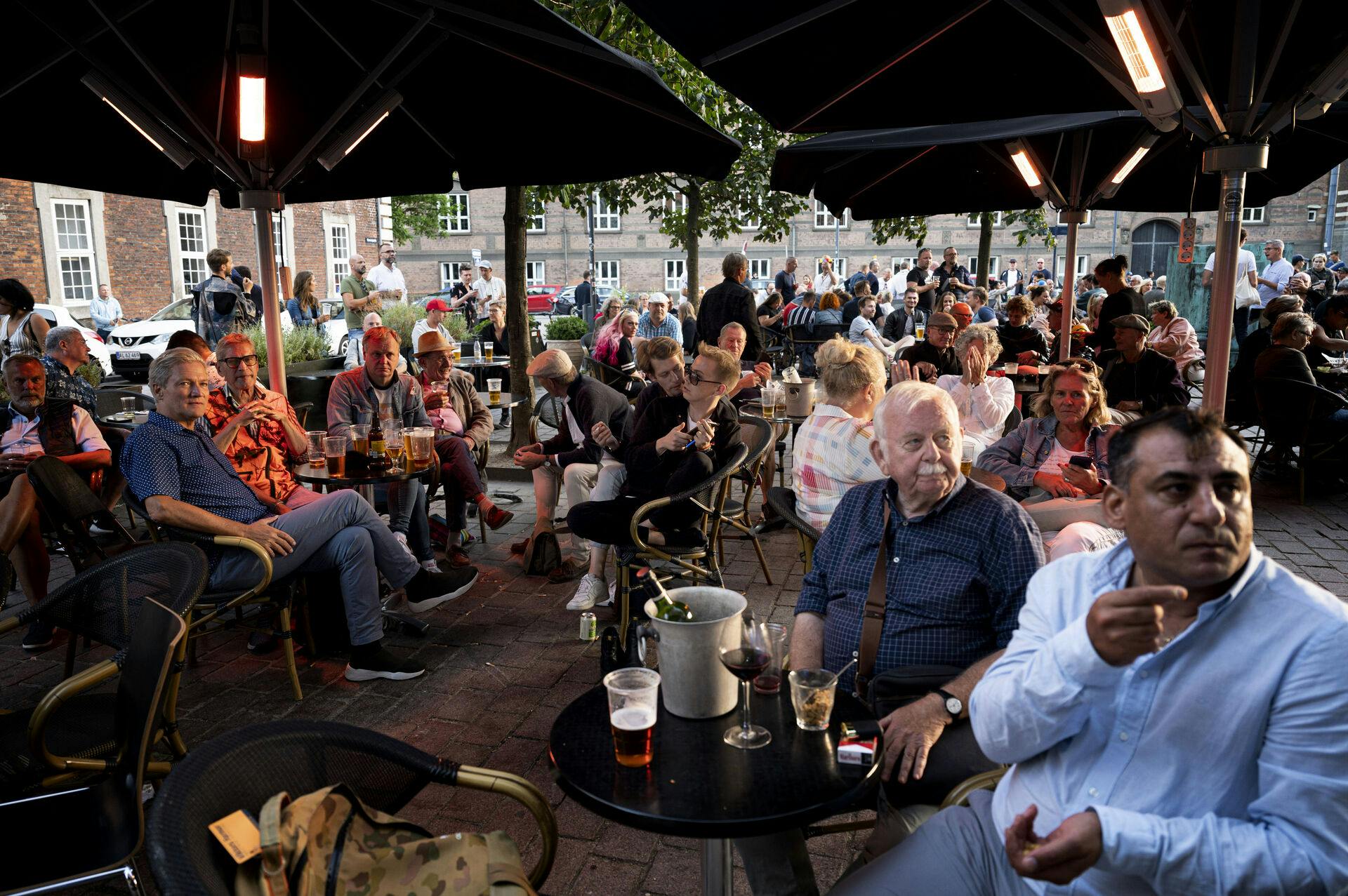 Cafégæster på Oscar Bar & Café på Regnbuepladsen i København.